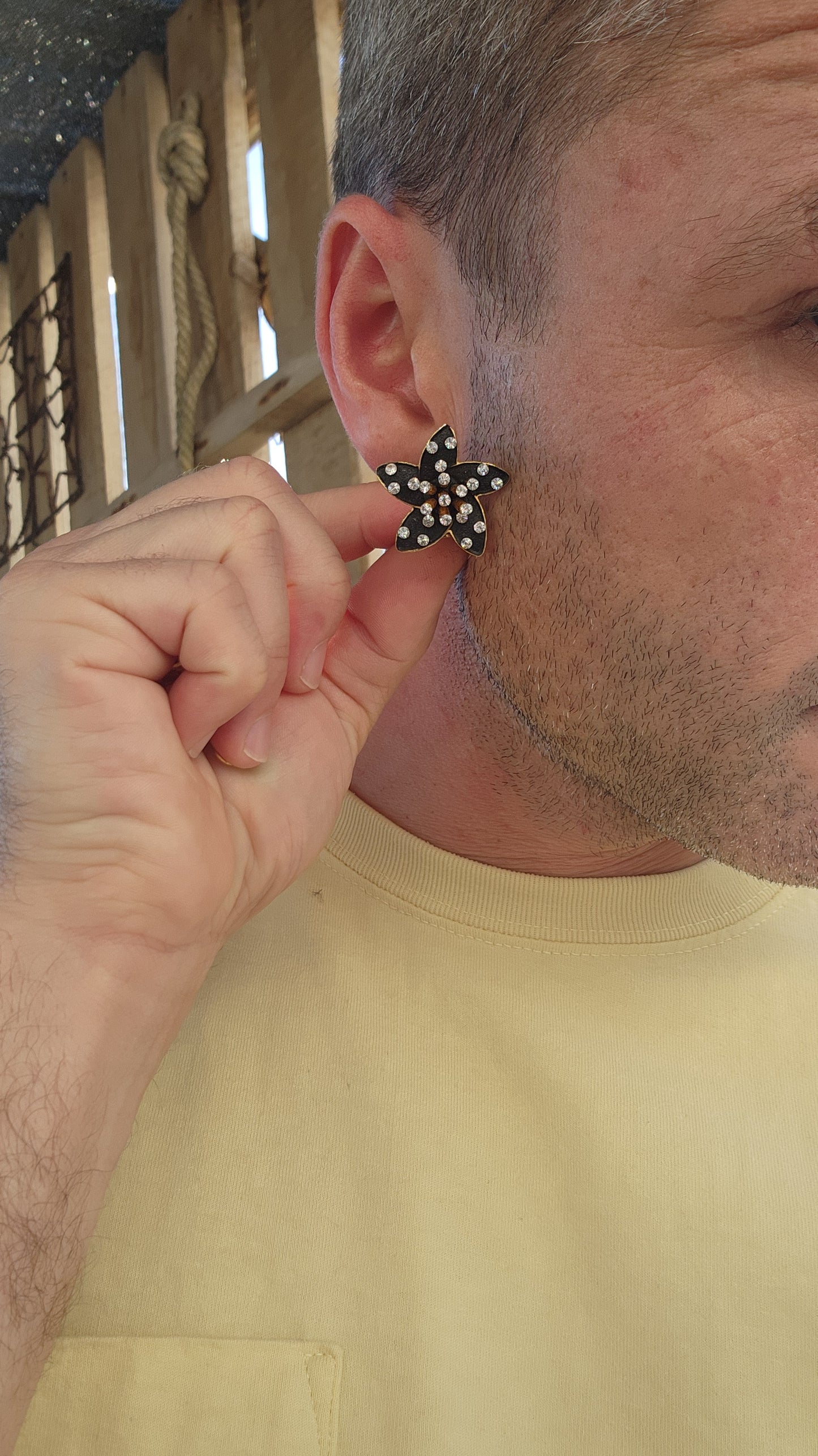 Get ready to bloom with sparkle!
These enchanting vintage 1960s costume clip-on earrings are little bursts of retro magic, shaped like whimsical five-petaled flowers.