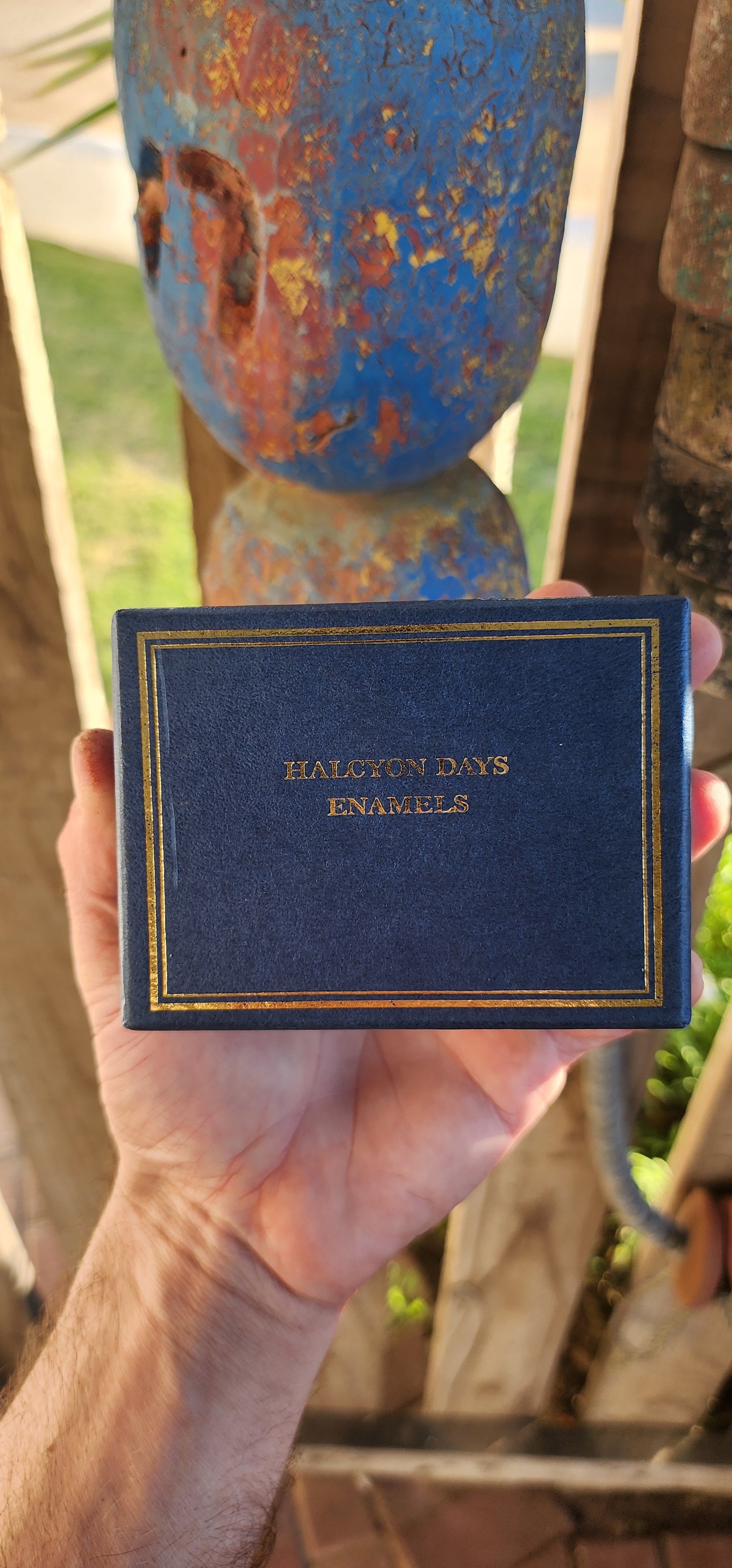 A Token of Gratitude – Vintage Halcyon Days Enamel Box in Original Presentation Case.
An exquisite tribute to elegance and English craftsmanship, this vintage Halcyon Days enamel trinket box is a timeless keepsake that embodies refinement and sentiment.