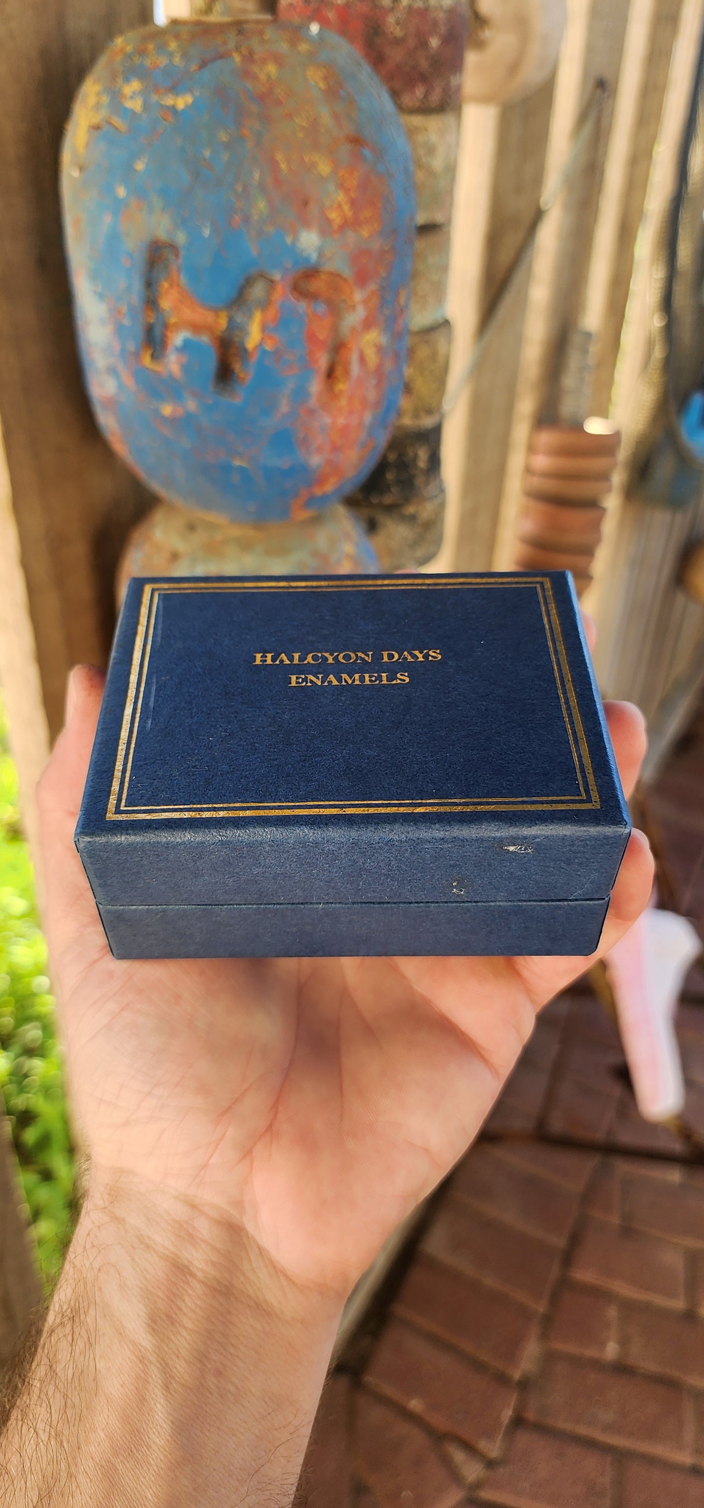 A Token of Gratitude – Vintage Halcyon Days Enamel Box in Original Presentation Case.
An exquisite tribute to elegance and English craftsmanship, this vintage Halcyon Days enamel trinket box is a timeless keepsake that embodies refinement and sentiment.