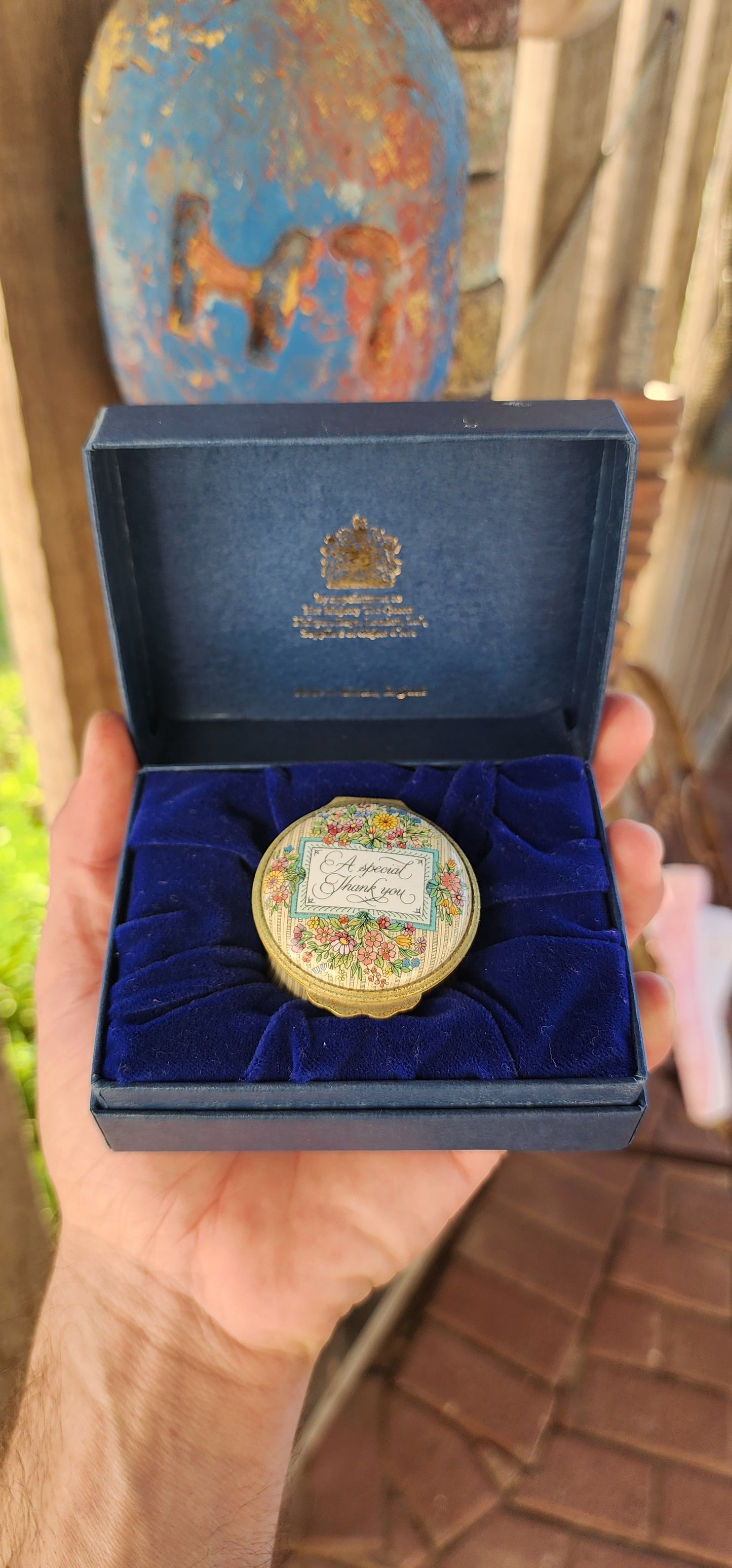 A Token of Gratitude – Vintage Halcyon Days Enamel Box in Original Presentation Case.
An exquisite tribute to elegance and English craftsmanship, this vintage Halcyon Days enamel trinket box is a timeless keepsake that embodies refinement and sentiment.
