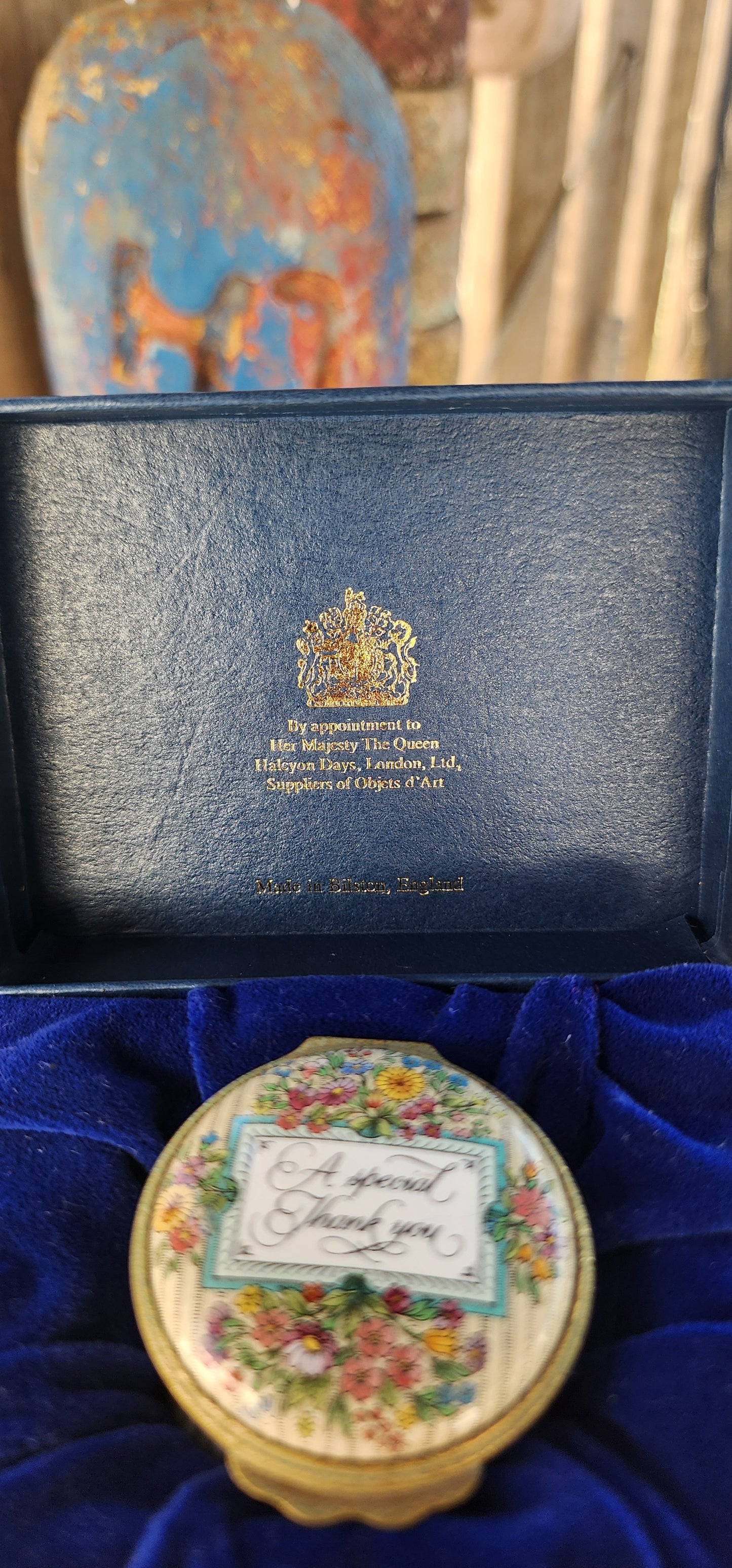 A Token of Gratitude – Vintage Halcyon Days Enamel Box in Original Presentation Case.
An exquisite tribute to elegance and English craftsmanship, this vintage Halcyon Days enamel trinket box is a timeless keepsake that embodies refinement and sentiment.