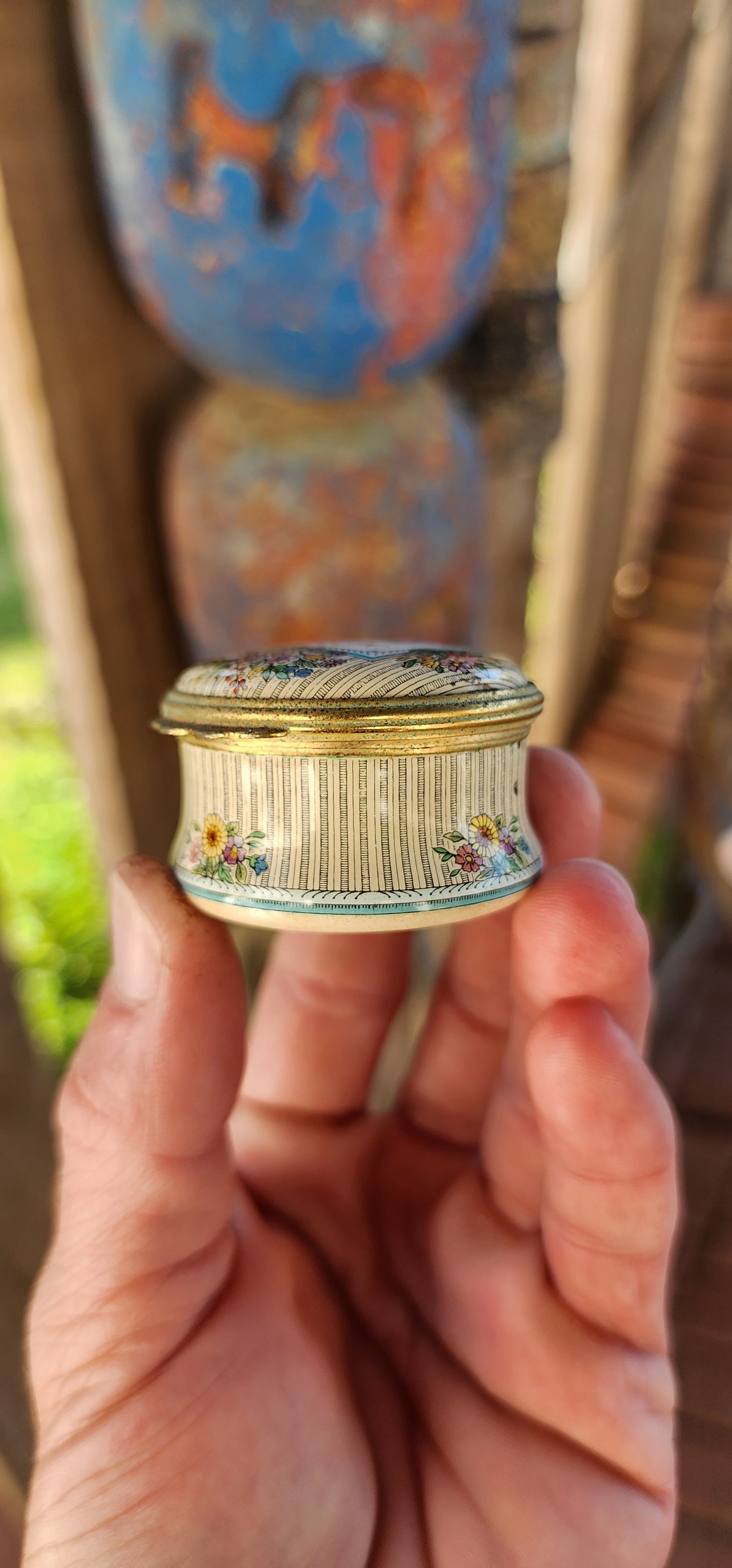 A Token of Gratitude – Vintage Halcyon Days Enamel Box in Original Presentation Case.
An exquisite tribute to elegance and English craftsmanship, this vintage Halcyon Days enamel trinket box is a timeless keepsake that embodies refinement and sentiment.