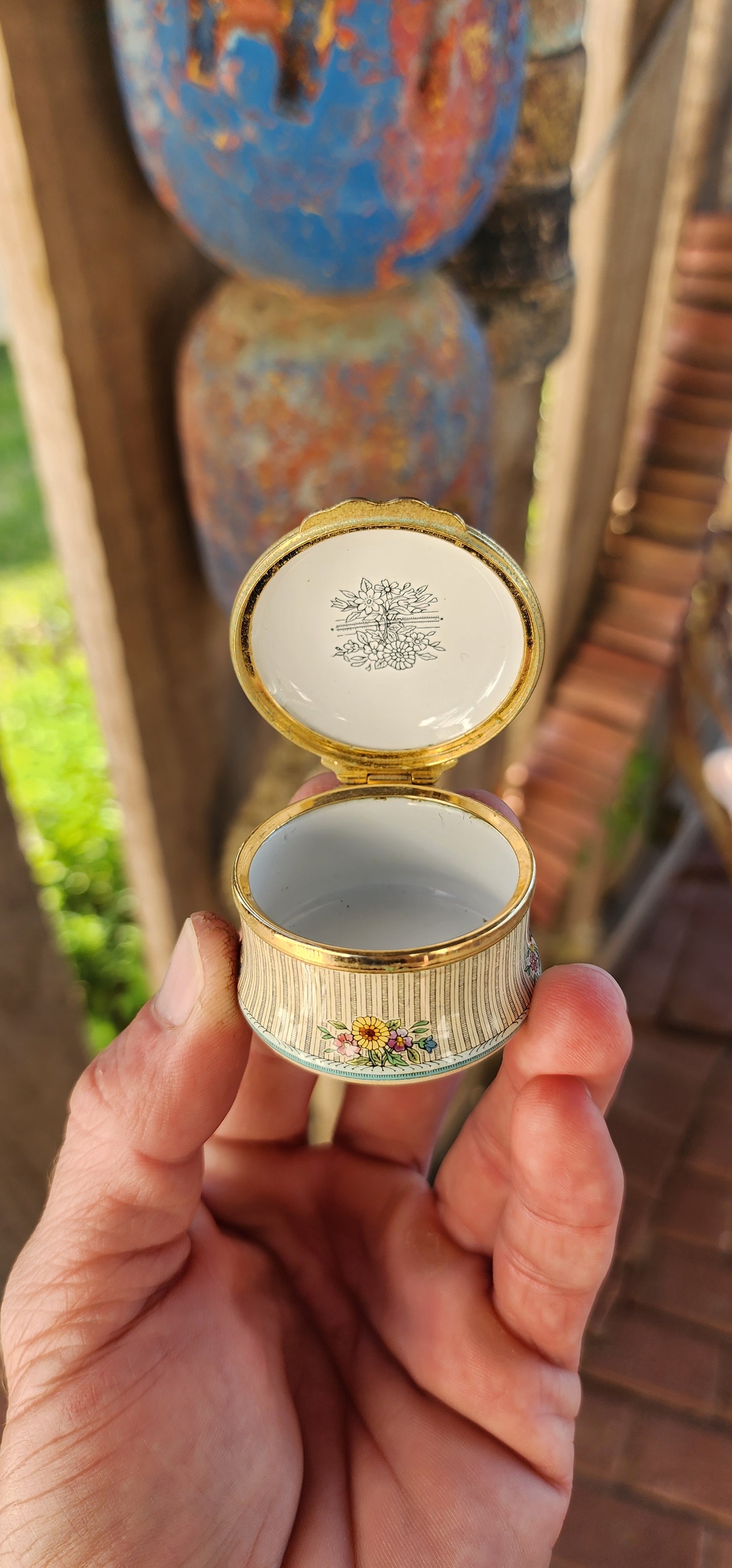 A Token of Gratitude – Vintage Halcyon Days Enamel Box in Original Presentation Case.
An exquisite tribute to elegance and English craftsmanship, this vintage Halcyon Days enamel trinket box is a timeless keepsake that embodies refinement and sentiment.