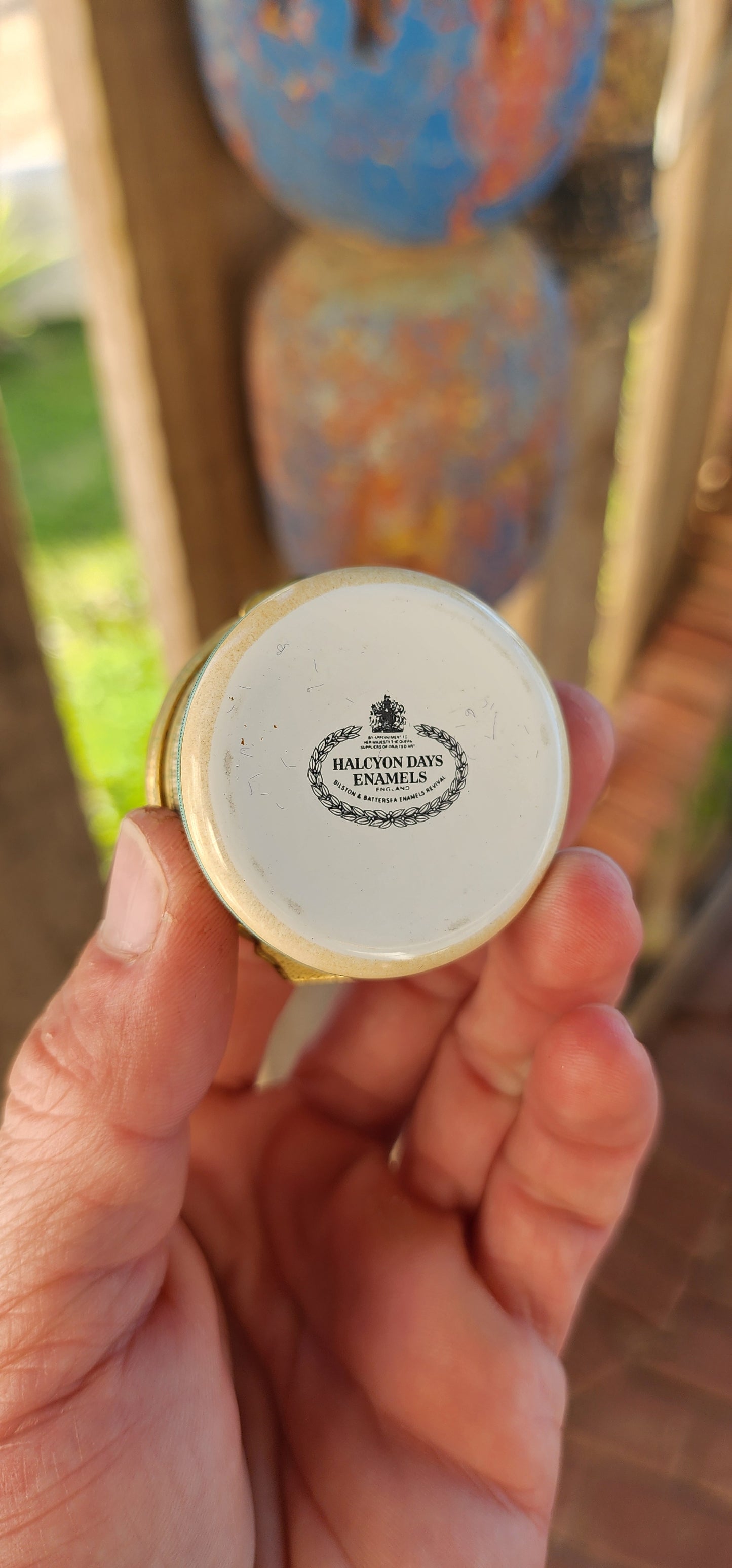 A Token of Gratitude – Vintage Halcyon Days Enamel Box in Original Presentation Case.
An exquisite tribute to elegance and English craftsmanship, this vintage Halcyon Days enamel trinket box is a timeless keepsake that embodies refinement and sentiment.