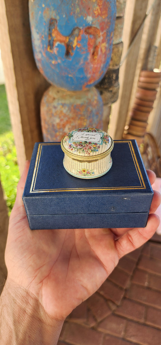 A Token of Gratitude – Vintage Halcyon Days Enamel Box in Original Presentation Case.
An exquisite tribute to elegance and English craftsmanship, this vintage Halcyon Days enamel trinket box is a timeless keepsake that embodies refinement and sentiment.