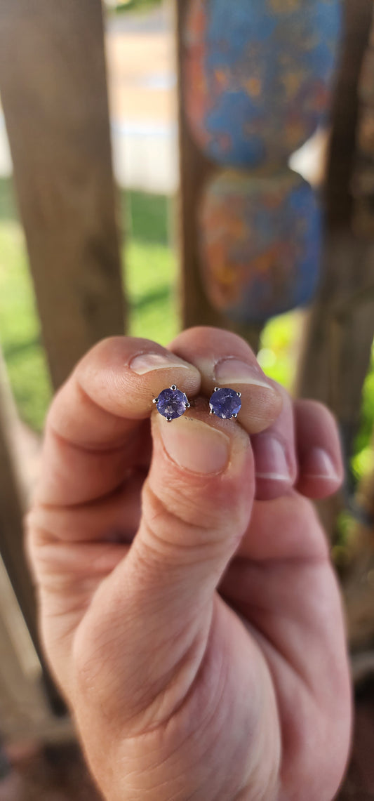 Small in size but rich in presence, these sterling silver stud earrings are a refined nod to nature’s twilight palette. Each earring showcases a captivating round-cut tanzanite—glowing with that unmistakable periwinkle hue.