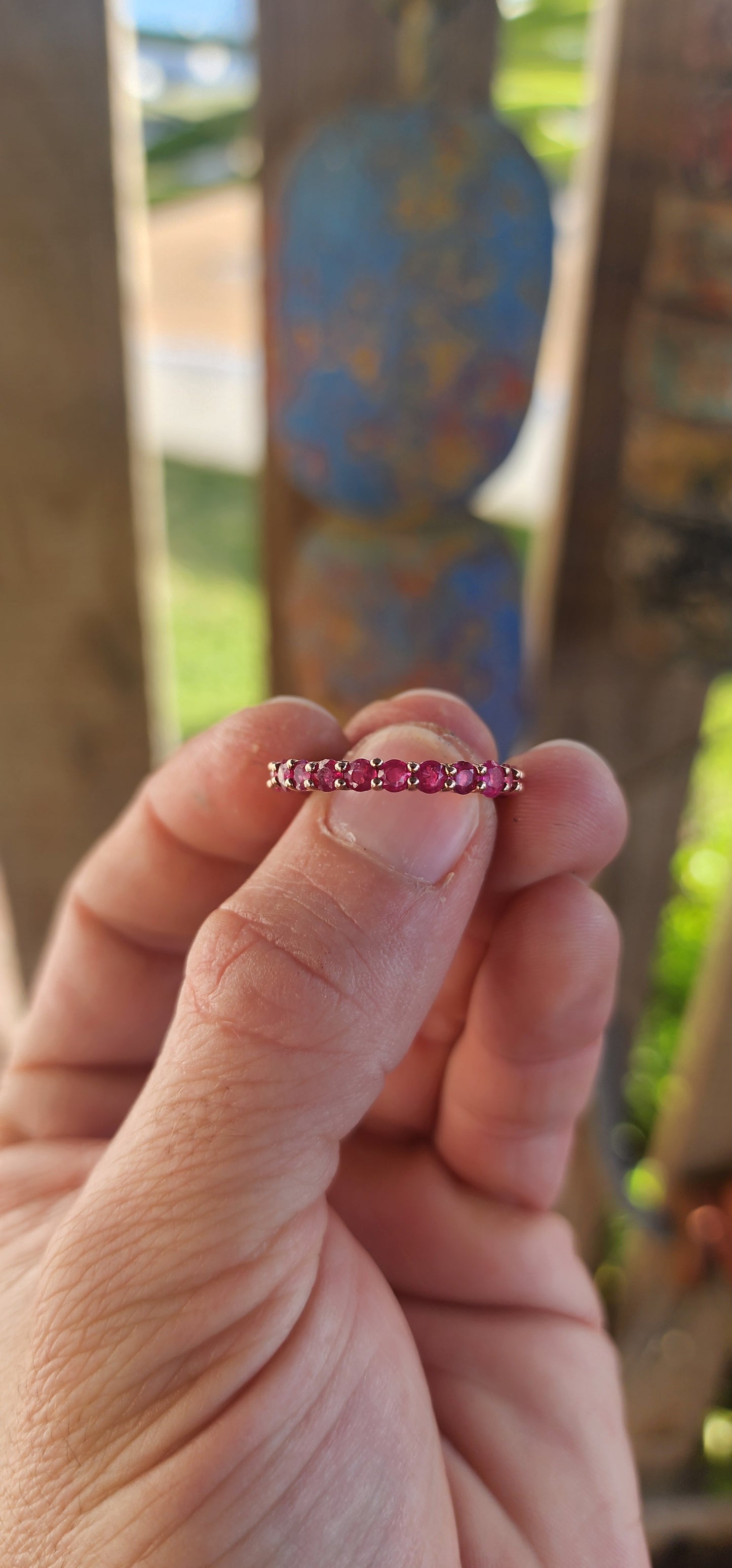 Timeless yet daring. Elegant yet powerful!
This unisex full eternity ring is pure enchantment—crafted in gleaming sterling silver and blushed with romantic rose gold plating, it’s a piece that radiates warmth, depth, and drama.