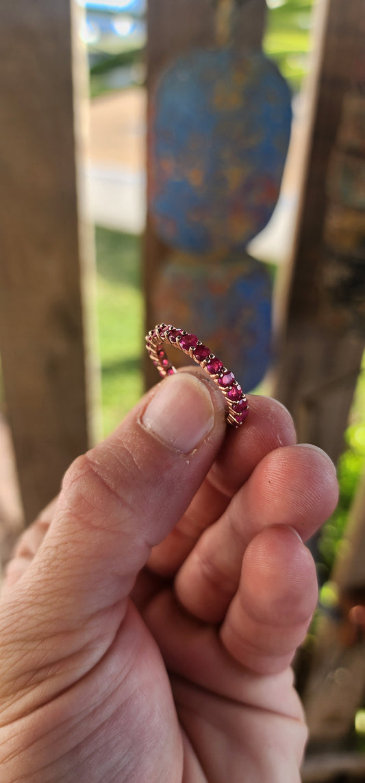 Timeless yet daring. Elegant yet powerful!
This unisex full eternity ring is pure enchantment—crafted in gleaming sterling silver and blushed with romantic rose gold plating, it’s a piece that radiates warmth, depth, and drama.