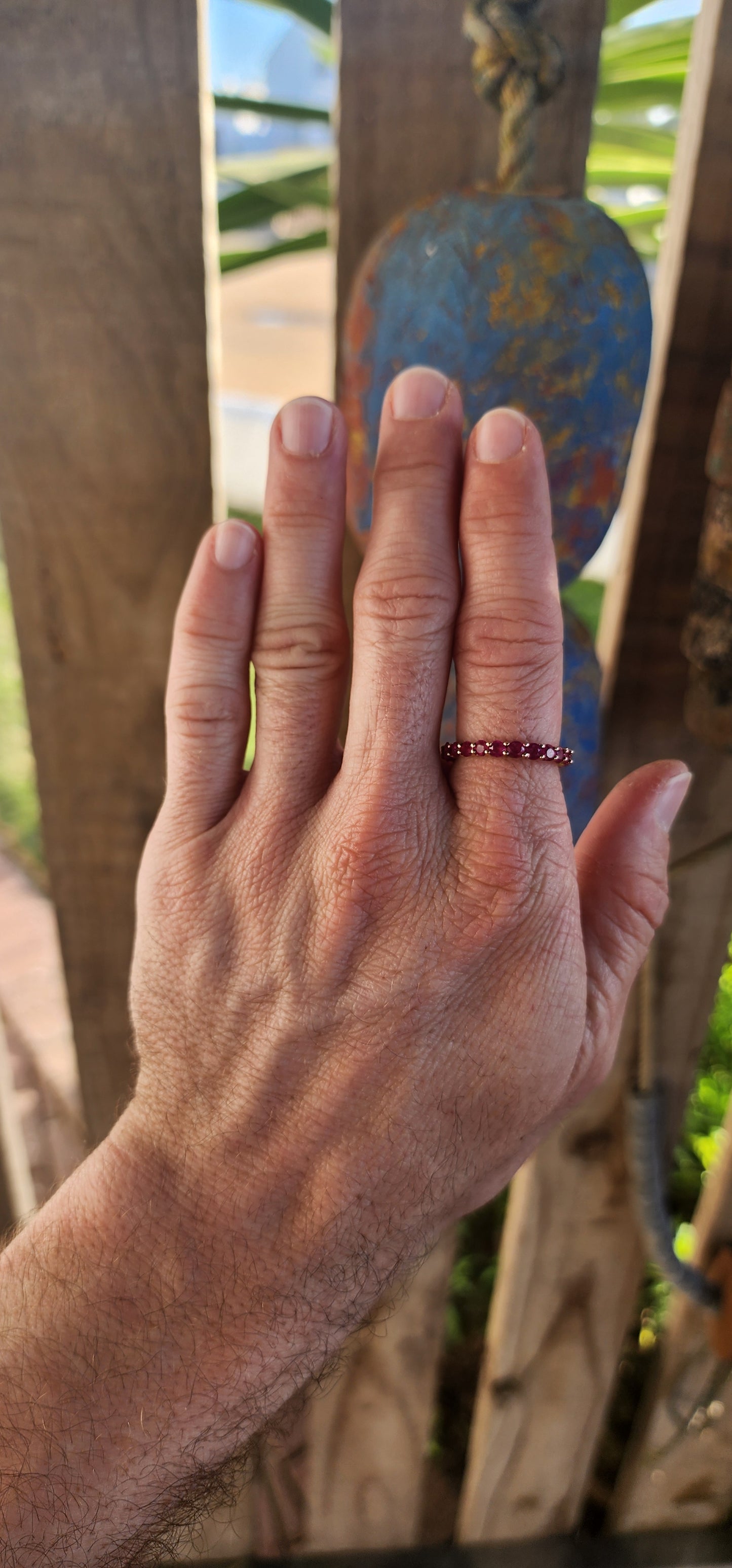 Timeless yet daring. Elegant yet powerful!
This unisex full eternity ring is pure enchantment—crafted in gleaming sterling silver and blushed with romantic rose gold plating, it’s a piece that radiates warmth, depth, and drama.