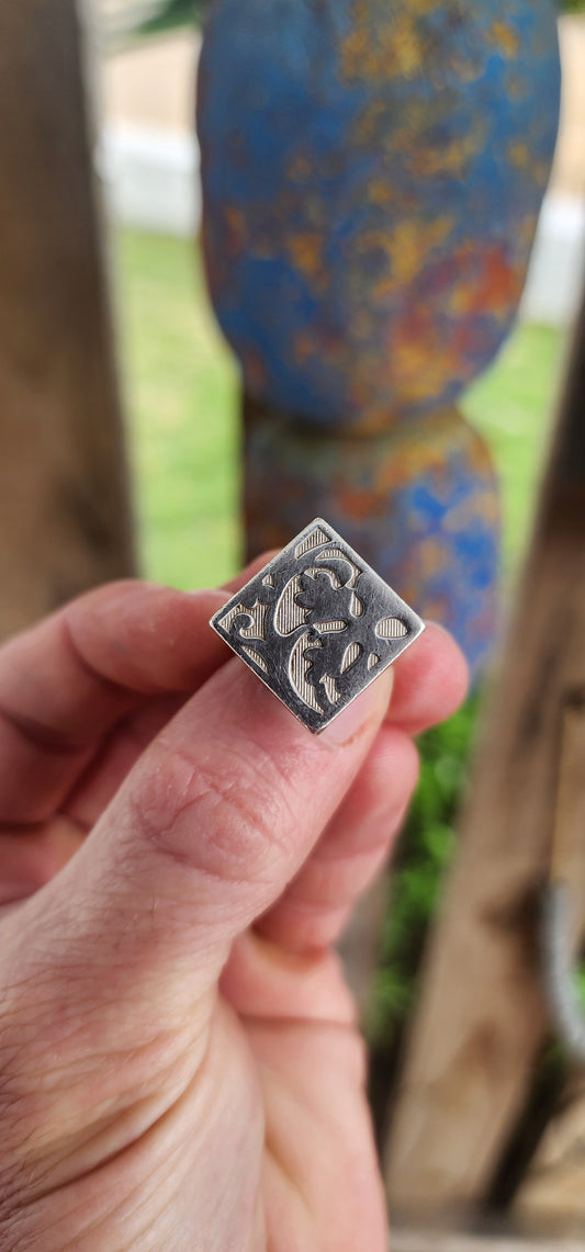 This bold and eye-catching vintage signet ring by Kenzo is a sculptural piece of wearable art. Crafted in solid sterling silver, the ring features a strikingly modernist architectural form.