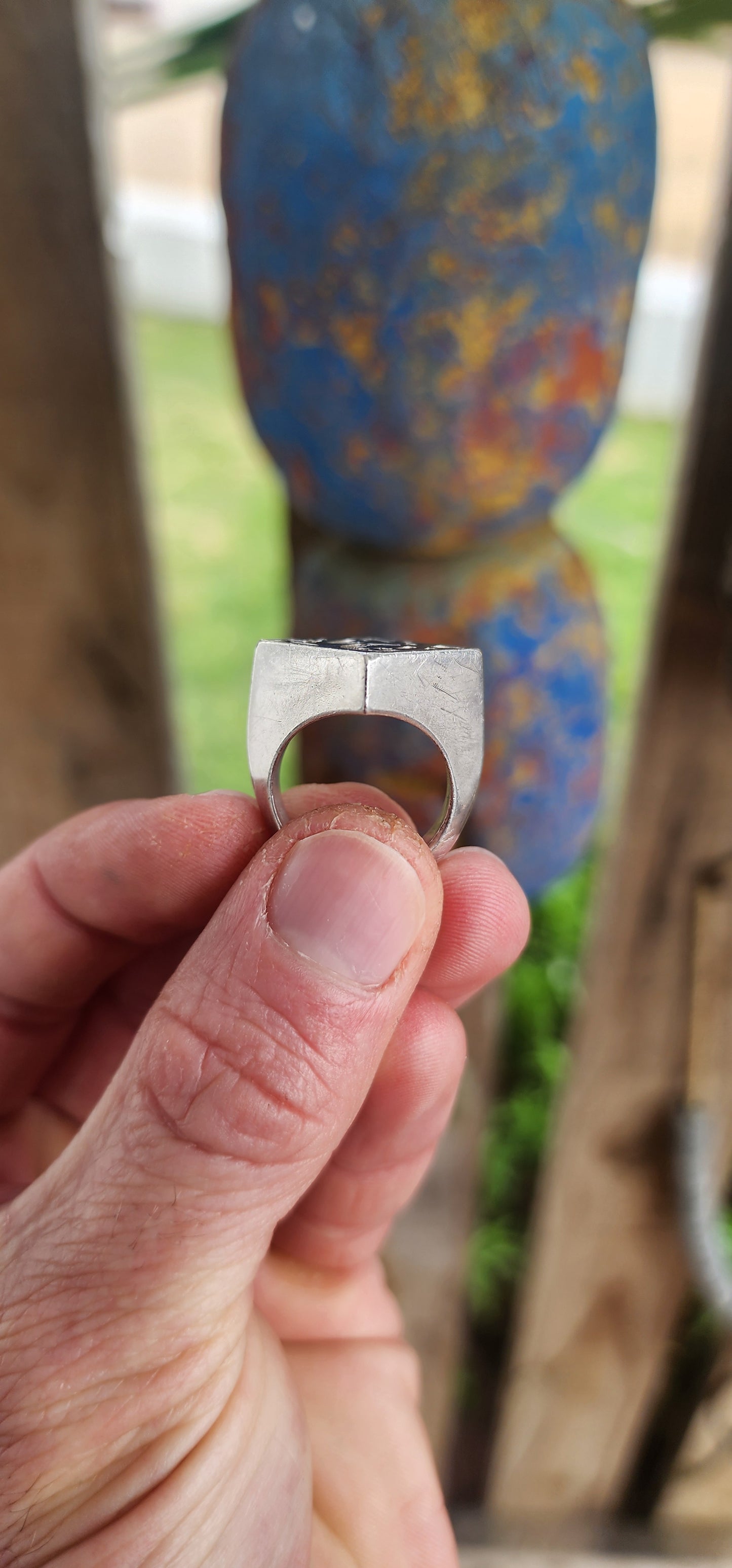 This bold and eye-catching vintage signet ring by Kenzo is a sculptural piece of wearable art. Crafted in solid sterling silver, the ring features a strikingly modernist architectural form.