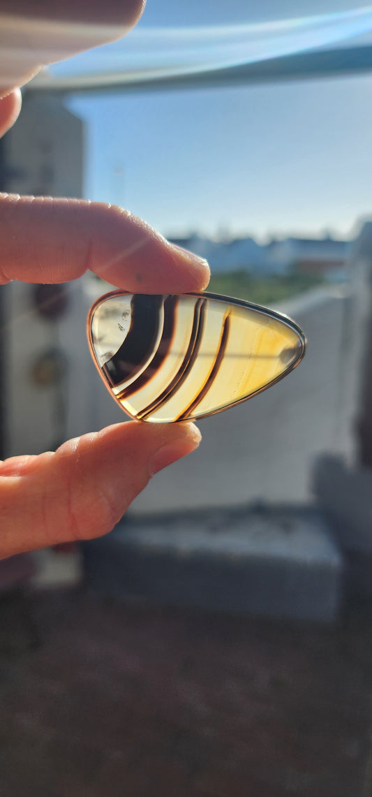 A bold beauty from the modernist 1970s, this vintage brooch is a wearable ode to Earth’s ancient artistry and retro design flair.