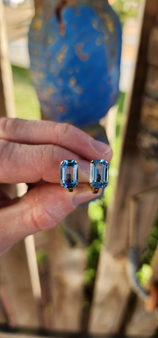 These fabulous vintage clip-on earrings from the 1960s radiate classic mid-century modernist style.