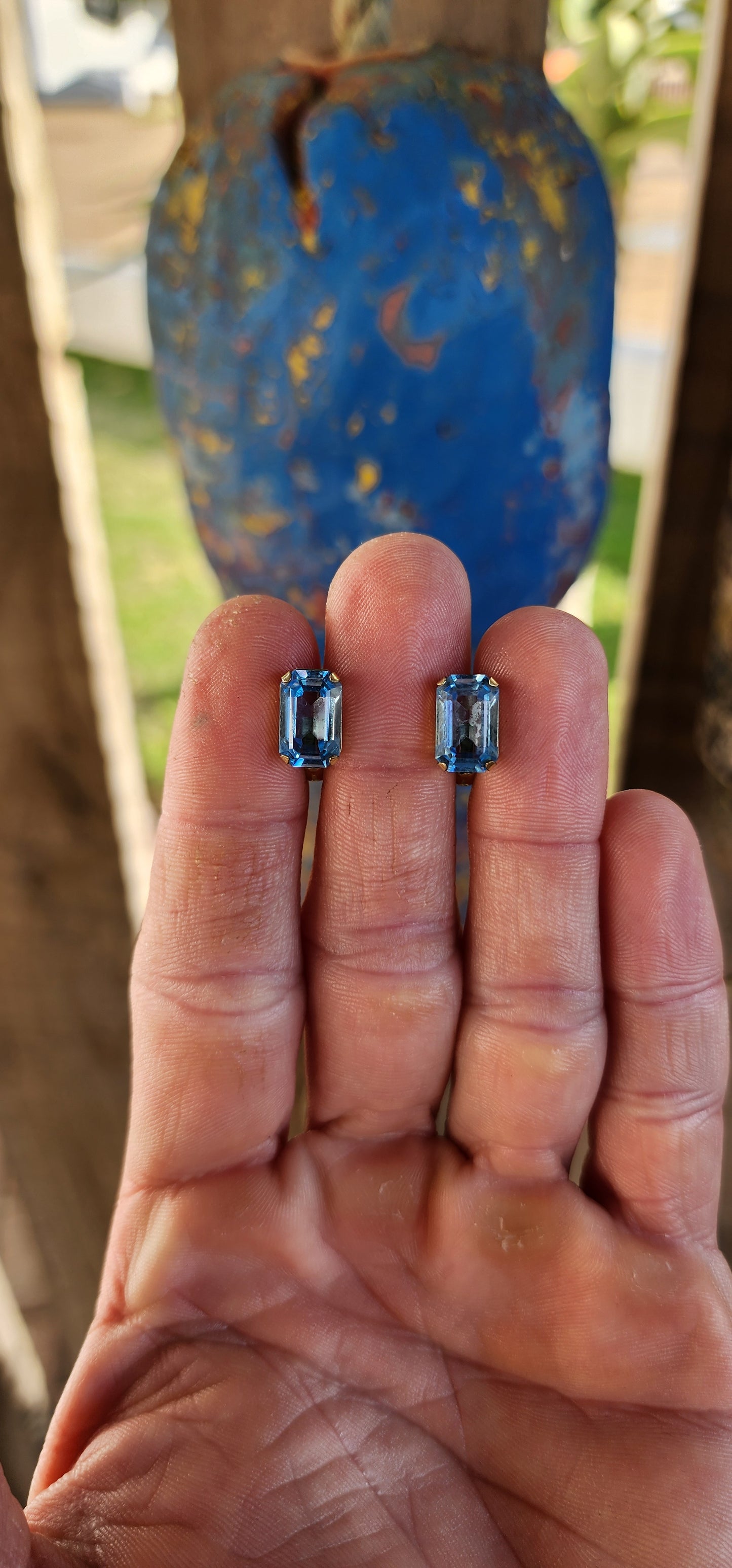 These fabulous vintage clip-on earrings from the 1960s radiate classic mid-century modernist style.