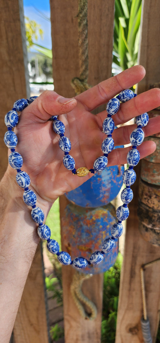 Striking vintage extra-length Chinese export porcelain beaded necklace, dating from the 1970s. Each bead is meticulously crafted from classic blue-and-white porcelain, echoing the centuries-old artistry found in traditional Chinese ceramics.