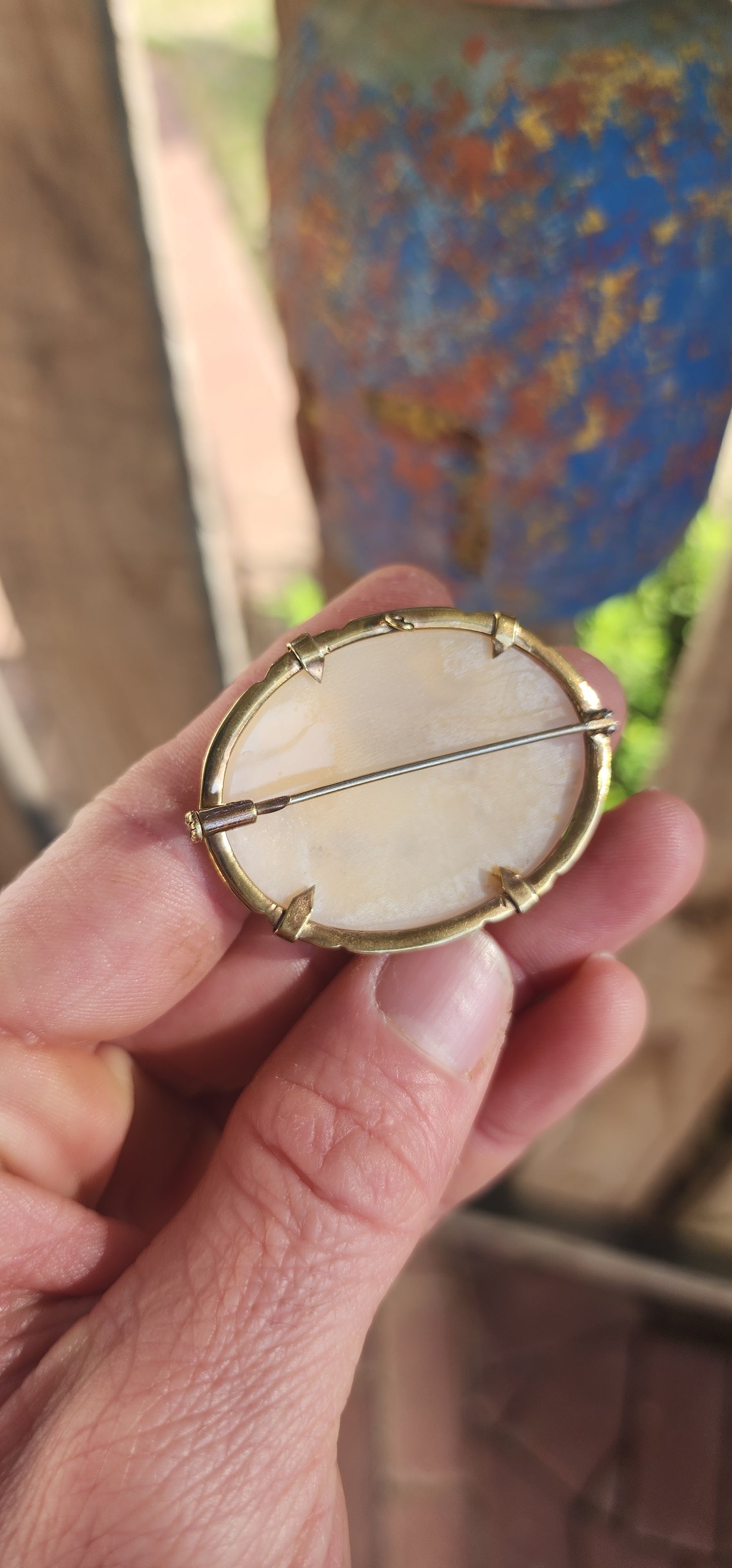This is a generous-sized, antique late Victorian-era brooch, exquisitely crafted in warm-toned pinchbeck, a popular 19th-century alloy designed to resemble gold. Its mount cradles a beautifully hand-carved oval shell cameo.