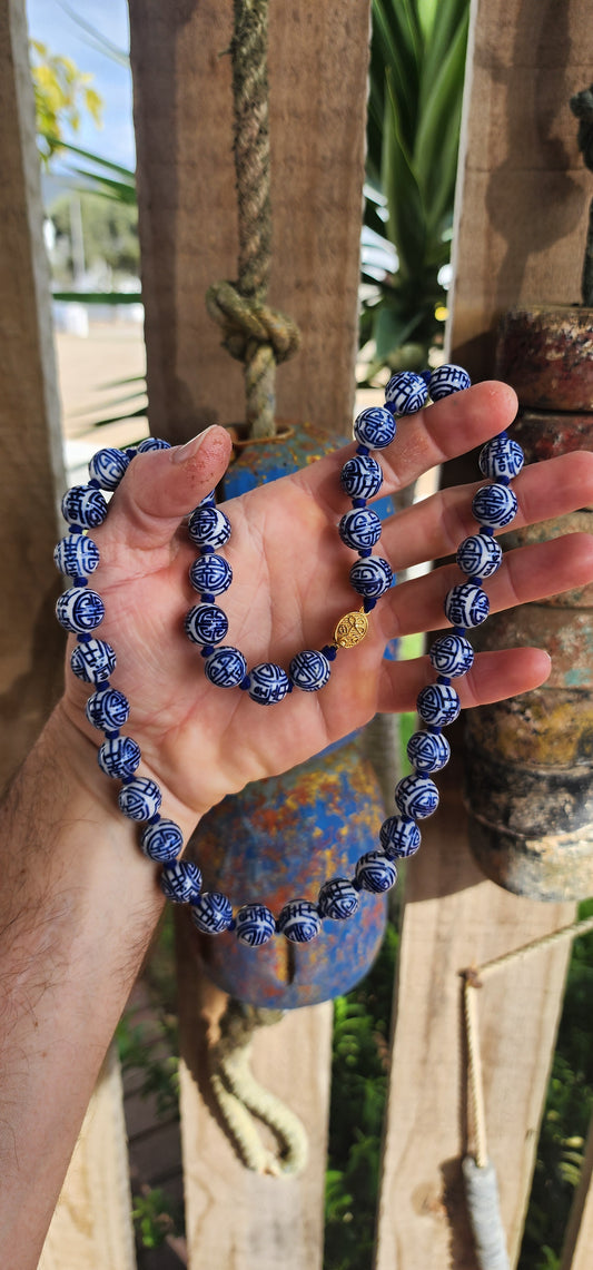Striking vintage extra-length Chinese export porcelain beaded necklace, dating from the 1970s.