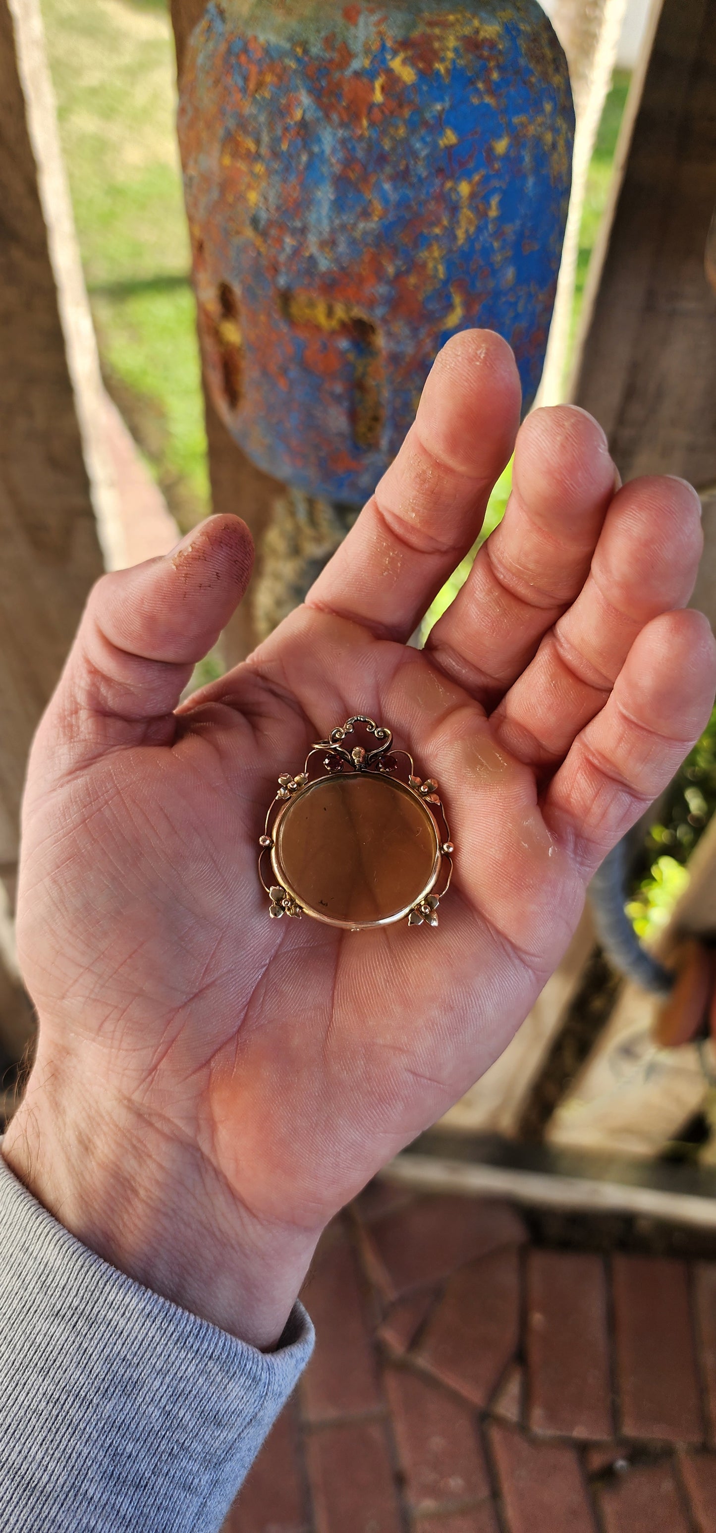 This exquisite Art Deco era double-sided locket is a dreamy example of early 20th-century craftsmanship. Hallmarked and lovingly crafted in solid 9ct rose gold, the piece dates back to Chester, circa 1932, and bears the maker’s mark of William John Pellow