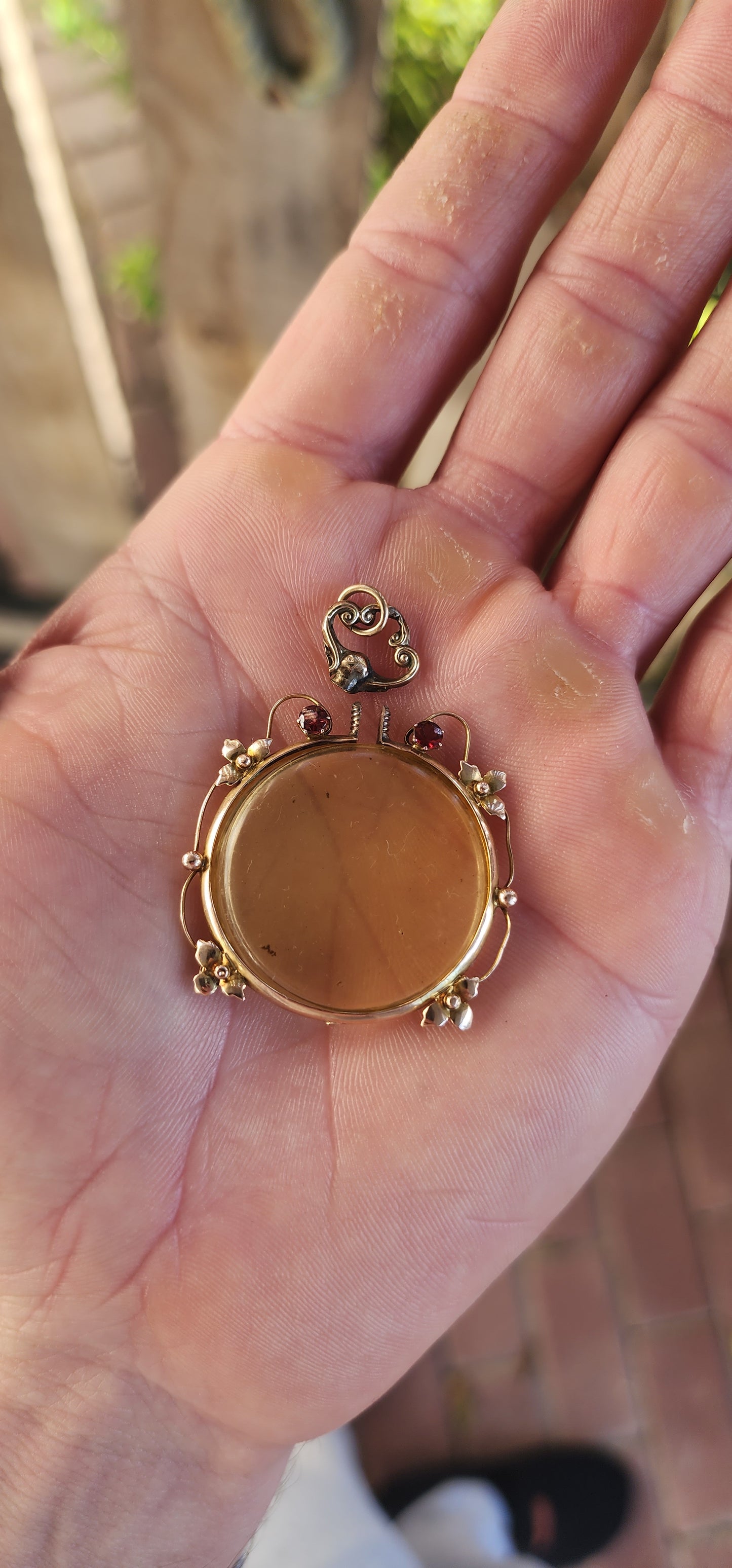 This exquisite Art Deco era double-sided locket is a dreamy example of early 20th-century craftsmanship. Hallmarked and lovingly crafted in solid 9ct rose gold, the piece dates back to Chester, circa 1932, and bears the maker’s mark of William John Pellow