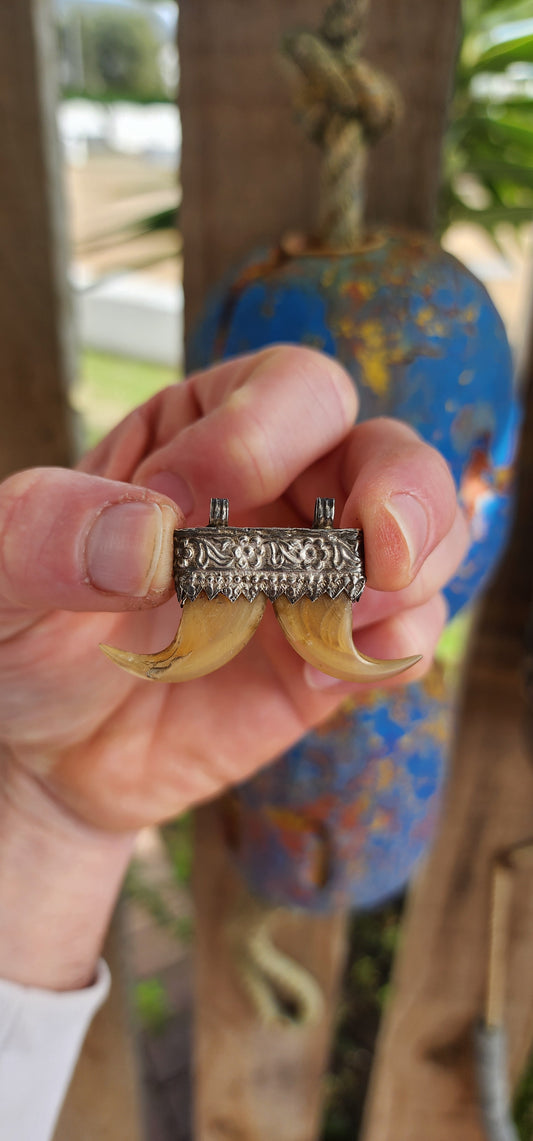 This pendant is a striking example of a traditional Indian double tiger claw talisman — a form deeply rooted in the country’s cultural heritage and long associated with strength, protection, and prestige.