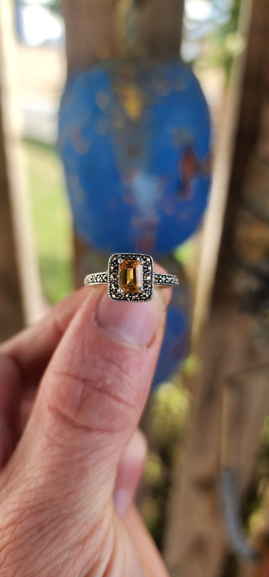 This sterling silver halo ring is crafted in a vintage Art Deco style that beautifully blends geometric precision with old-world charm.