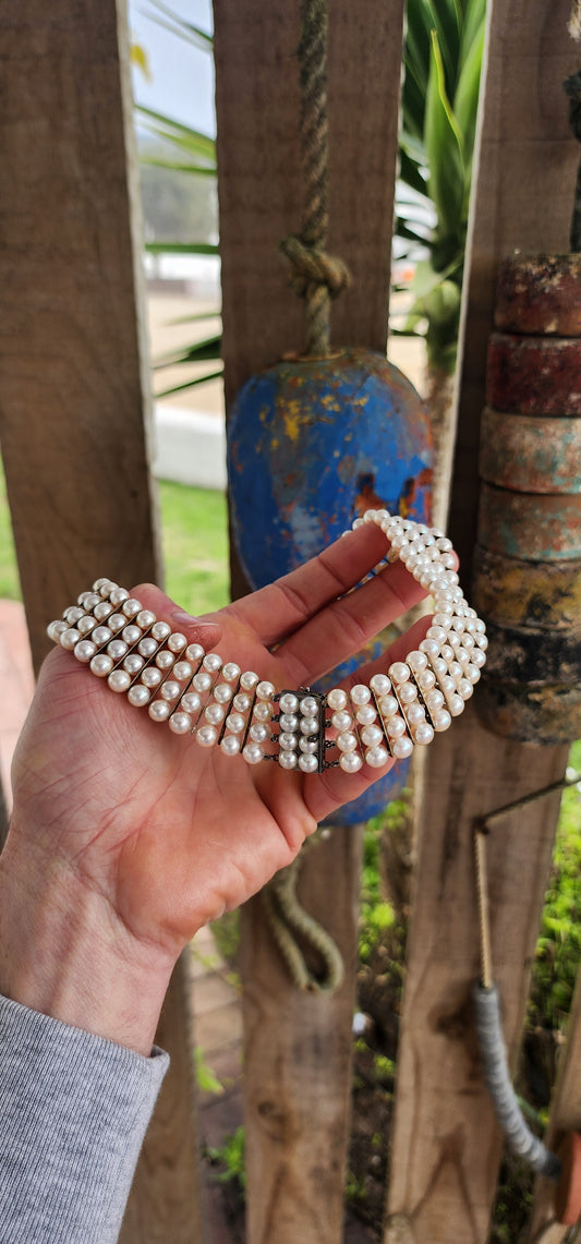Spellbinding vintage 4-strand marine cultured pearl choker necklace – a true jewel of sophistication and elegance.