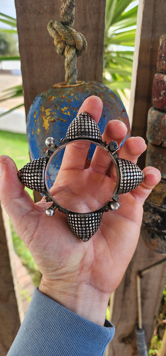 This is no ordinary bangle – it’s a striking piece of heritage jewelry hailing from Rajasthan, India, where such jewels have been worn for centuries as both adornment and status symbol.