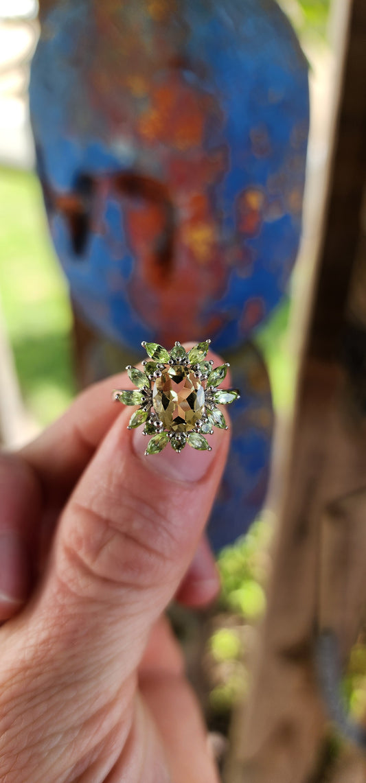 A Bloom of Citrus Light.
This enchanting cluster ring is a true celebration of springtime elegance, meticulously crafted in sterling silver and finished with a radiant rhodium plating for everlasting shine.