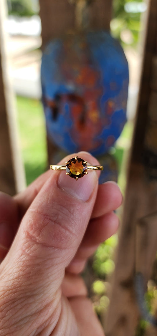 A Sunbeam for Your Finger – Citrine Edition.
This radiant solitaire ring is a joyful celebration of warmth and light. Crafted in sterling silver and luxuriously plated with 18ct yellow gold.