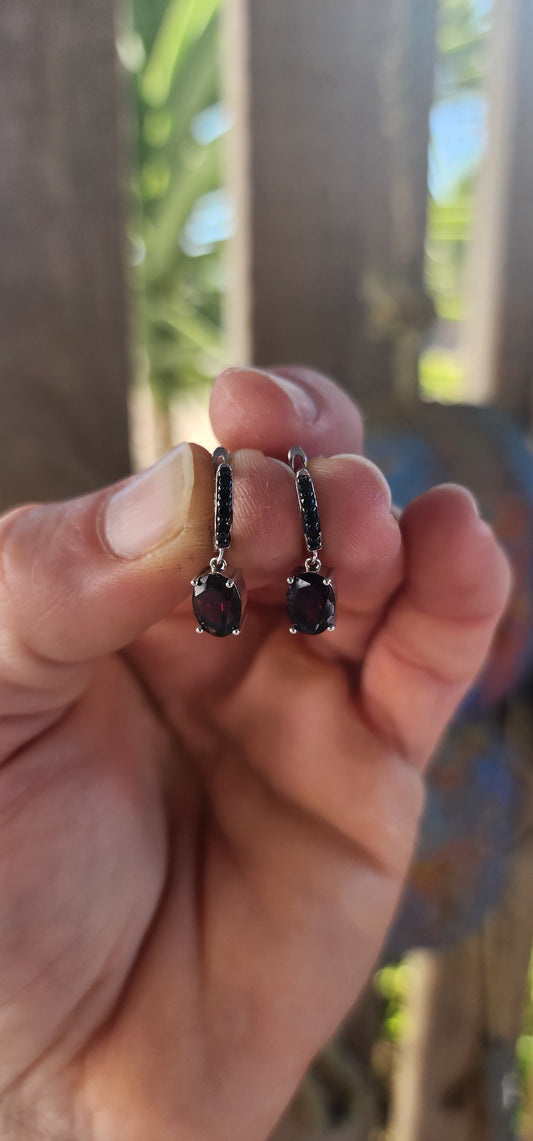 Crafted in gleaming 925 silver, each earring begins with a sleek line of round-cut black spinel gemstones, pavé-set to perfection. Their inky sparkle adds an irresistible edge, like midnight stars twinkling against the night sky.