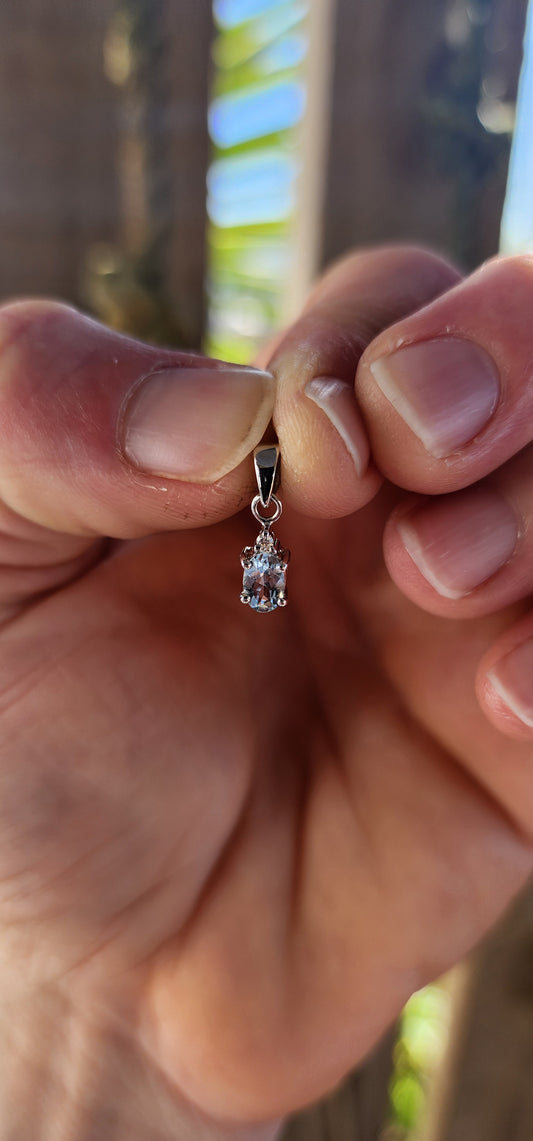 Seafoam Spark - A Collector’s Treasure.
A jewel that captures the elegance of simplicity, this petite and minimalistic pendant is a delicate masterpiece of fine design.