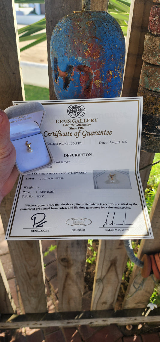 This classically elegant and minimalist treasure is a petite pendant crafted in solid 18ct yellow gold, holding a luminous marine cultured pearl.