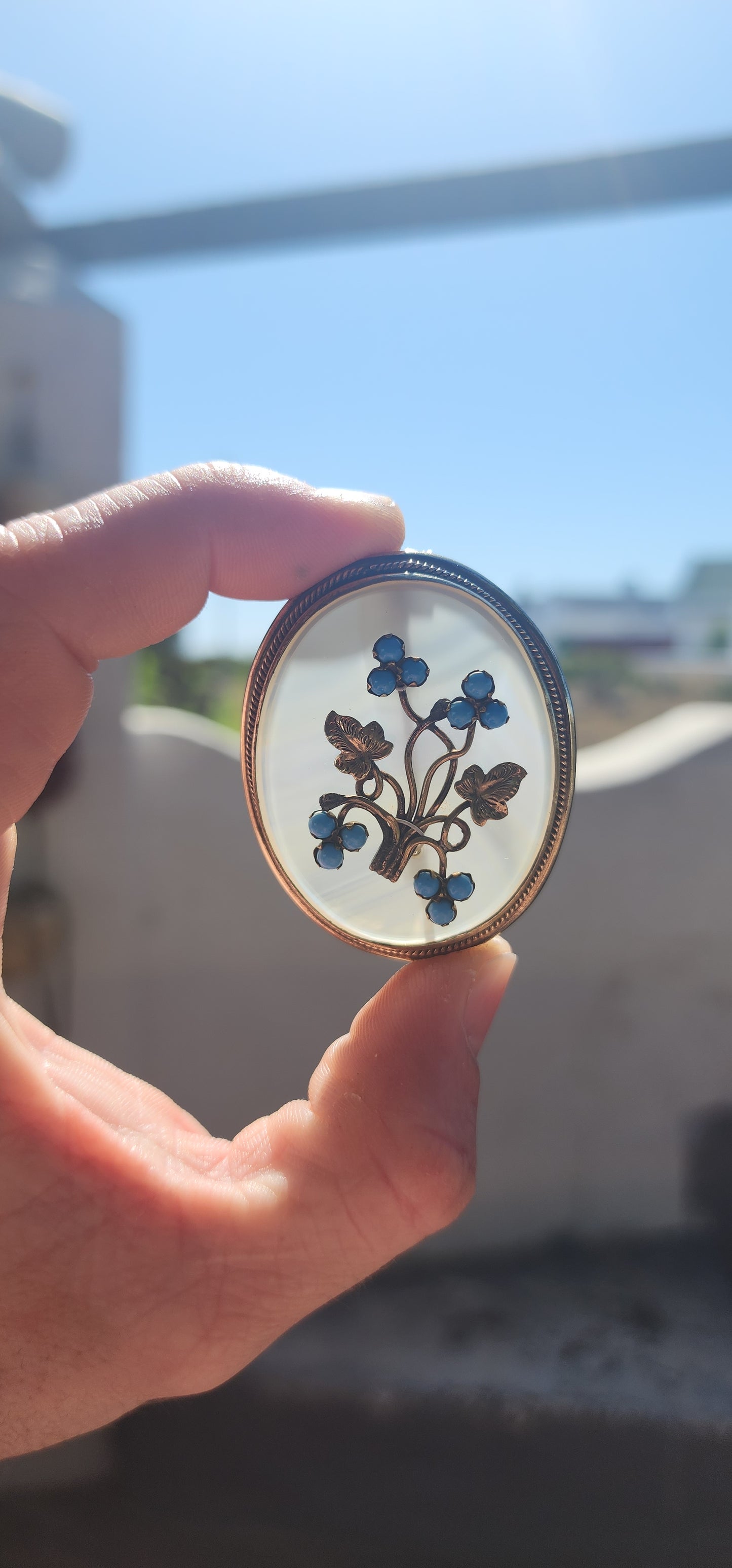 Exceptional and large-sized antique Victorian “Forget-Me-Not” lovers’ brooch, dating to the circa 1850s, a true jewel of sentimentality and craftsmanship.