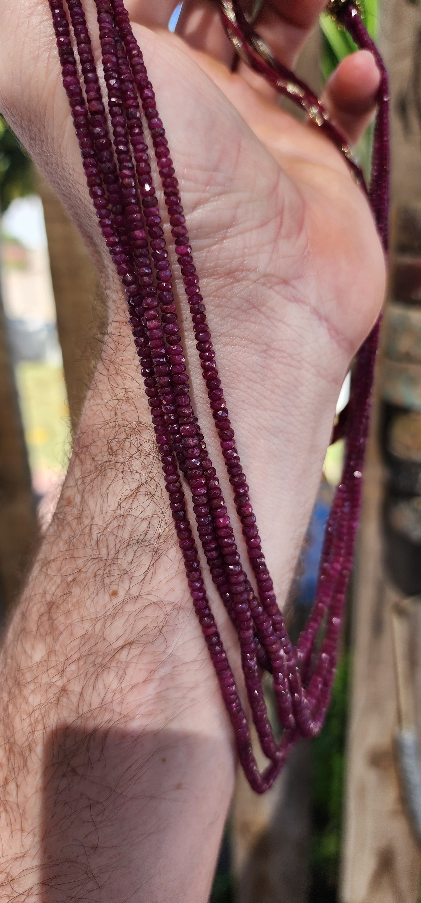 A true Expedition with Jones treasure! Up for grabs is this absolutely stunning vintage Indian five-strand Sarafa ruby gemstone necklace — a masterpiece of traditional craftsmanship and opulent gemstone beauty.
