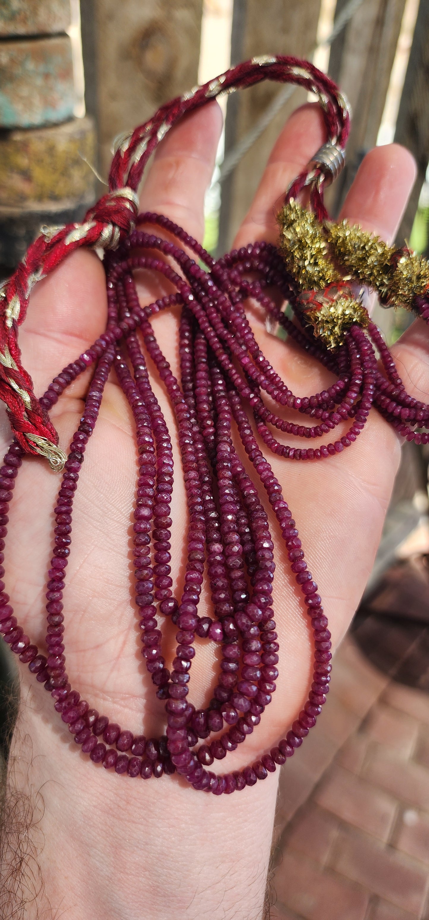 A true Expedition with Jones treasure! Up for grabs is this absolutely stunning vintage Indian five-strand Sarafa ruby gemstone necklace — a masterpiece of traditional craftsmanship and opulent gemstone beauty.