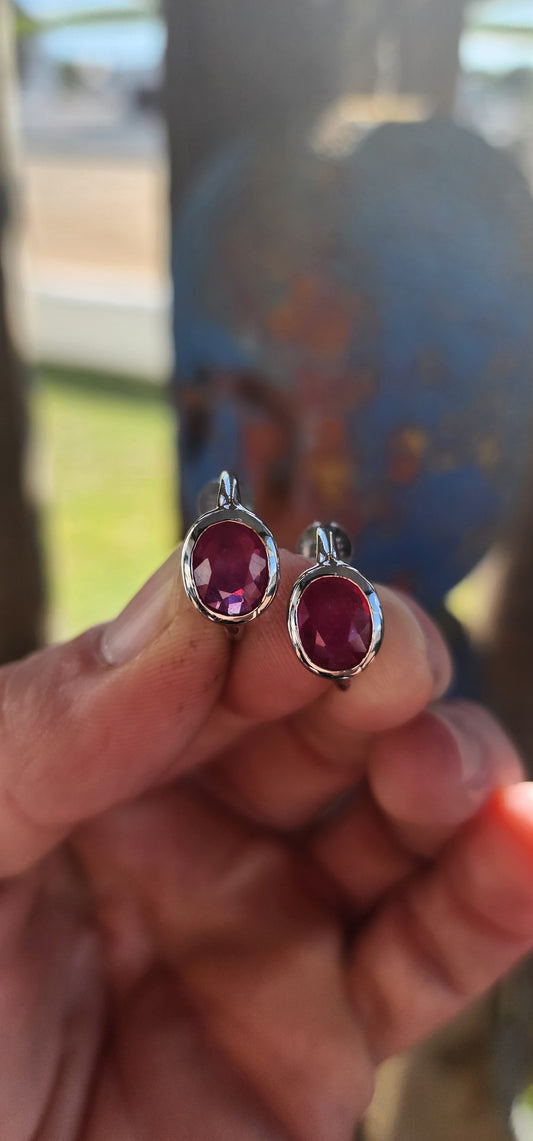 Bold, elegant, and effortlessly refined — this modernist pair of sterling silver half-hoop stud earrings commands attention with their minimalist geometry and rich color.