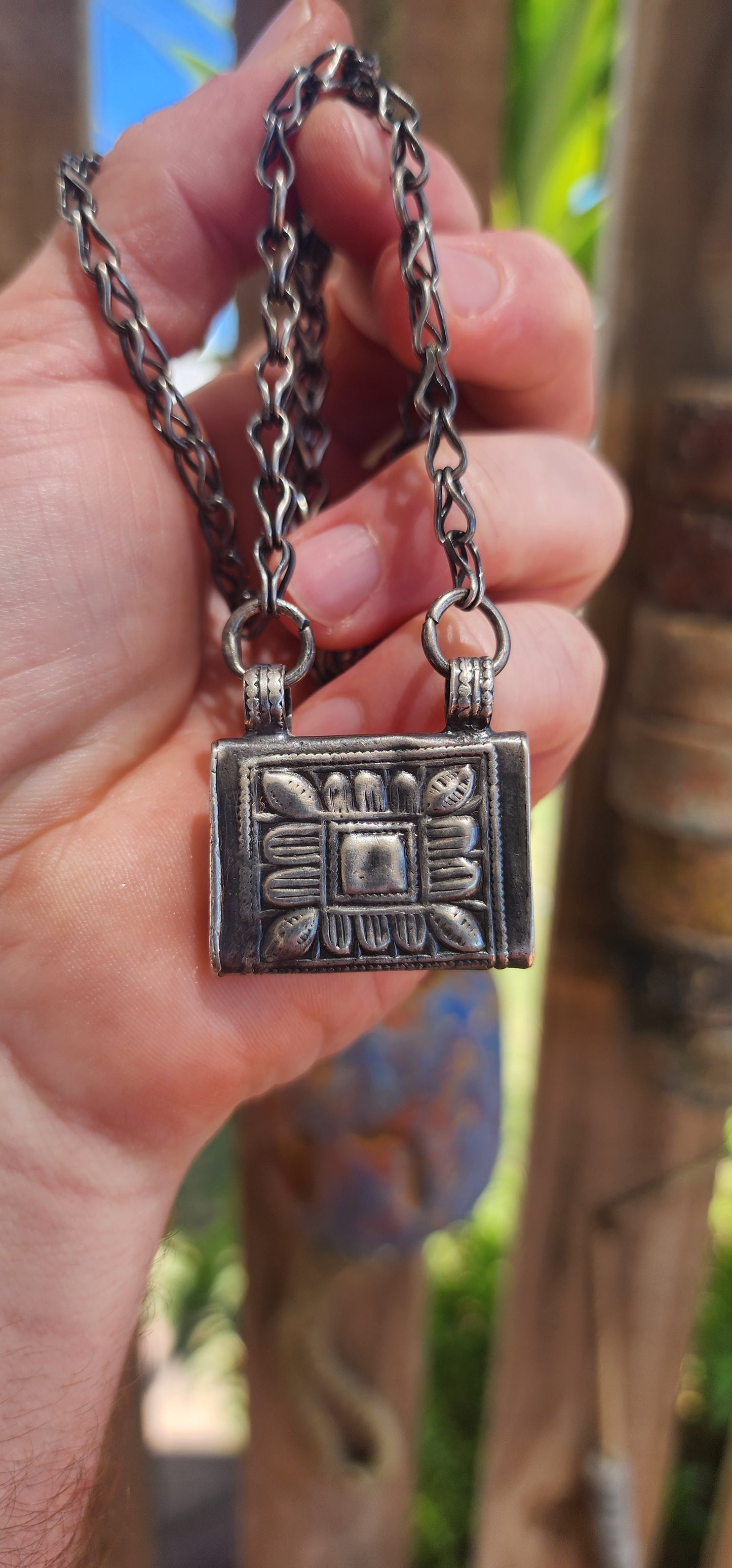 Antique Sterling Silver Omani Bedouin Hirz Prayer Box Amulet – On Original Chain.
A wonderful slice of Middle Eastern history and tradition!