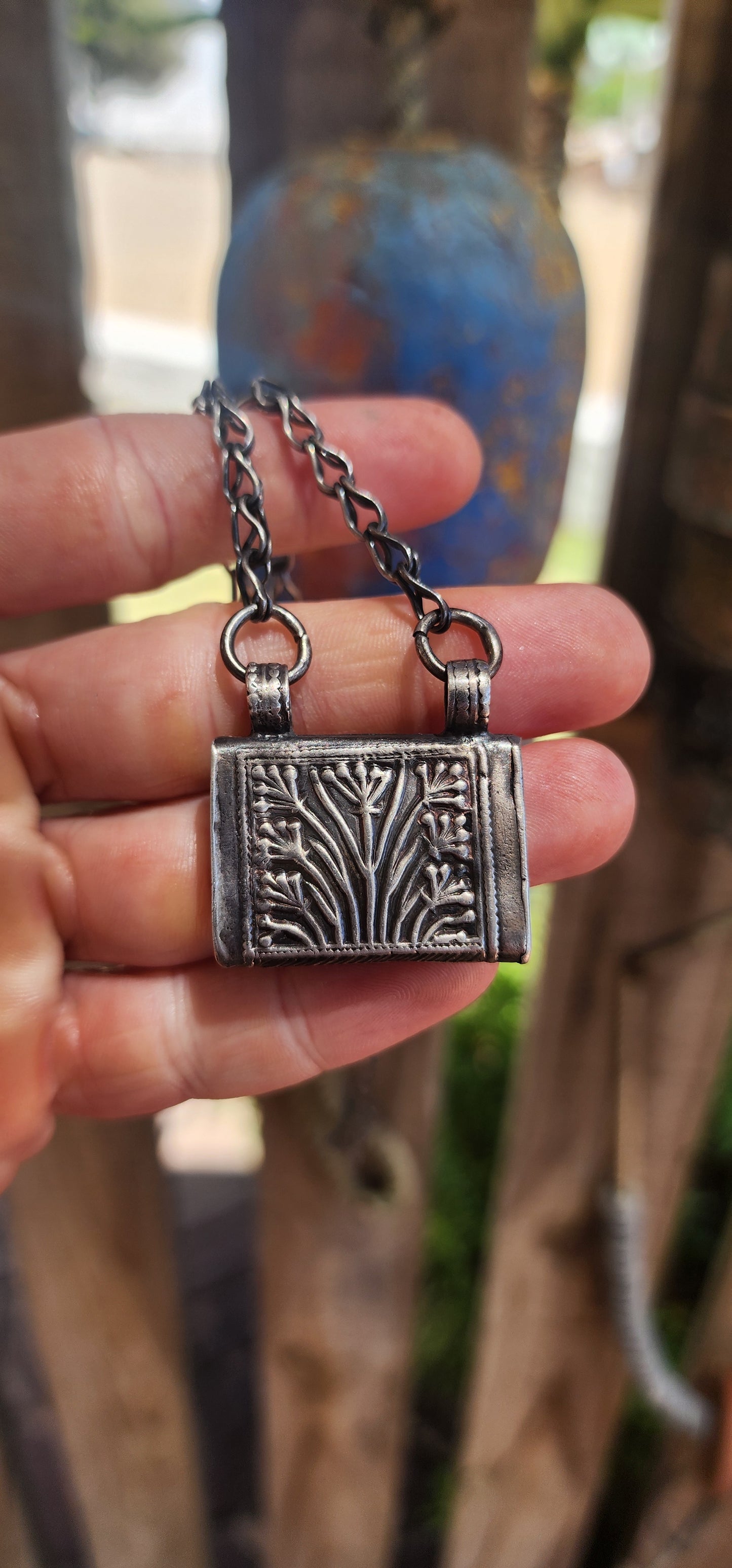 Antique Sterling Silver Omani Bedouin Hirz Prayer Box Amulet – On Original Chain.
A wonderful slice of Middle Eastern history and tradition!