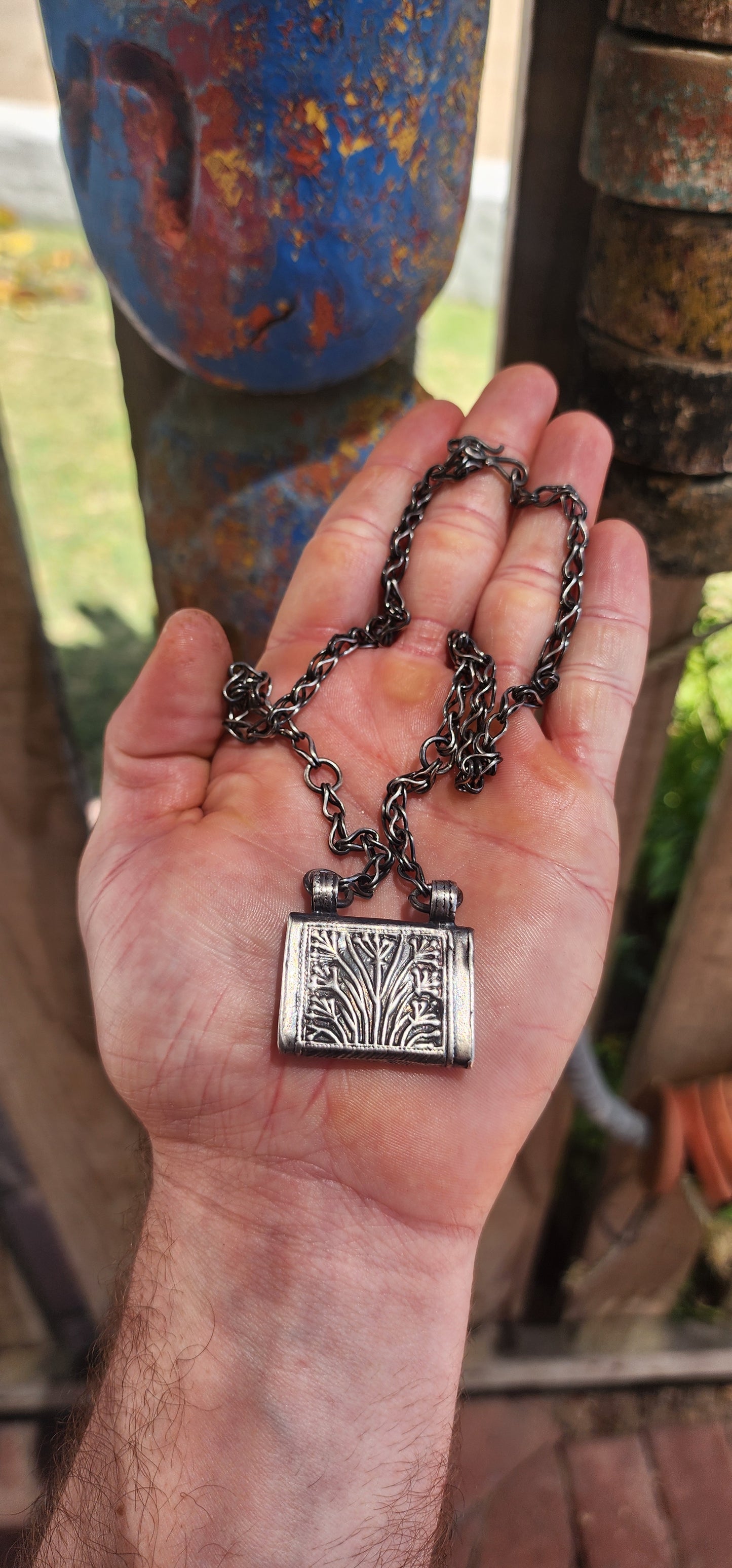 Antique Sterling Silver Omani Bedouin Hirz Prayer Box Amulet – On Original Chain.
A wonderful slice of Middle Eastern history and tradition!