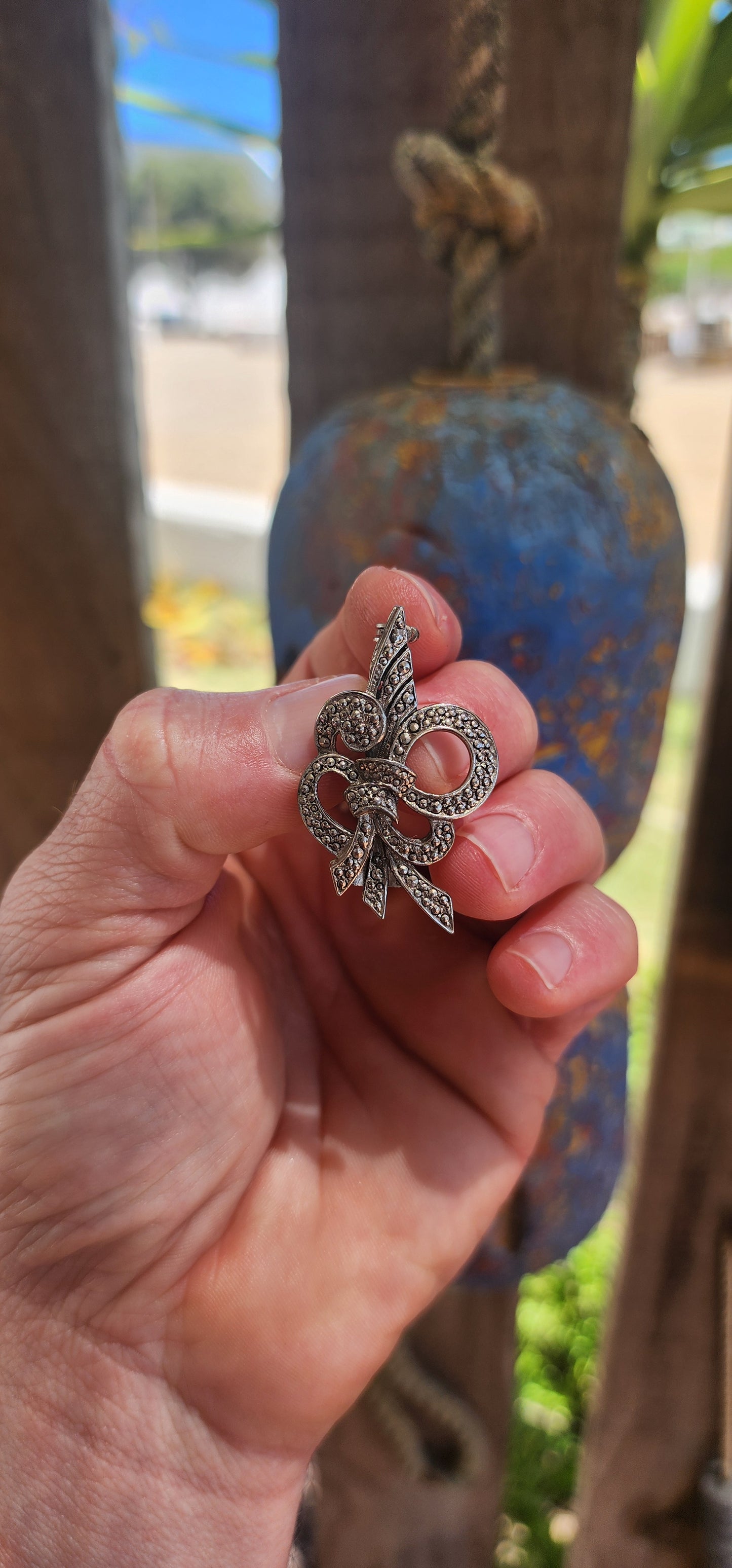 A charming whisper of the Art Deco age, this dainty circa 1930s sterling silver ribbon style brooch captures the era’s love of glamour and sculptural elegance in a beautifully petite format.