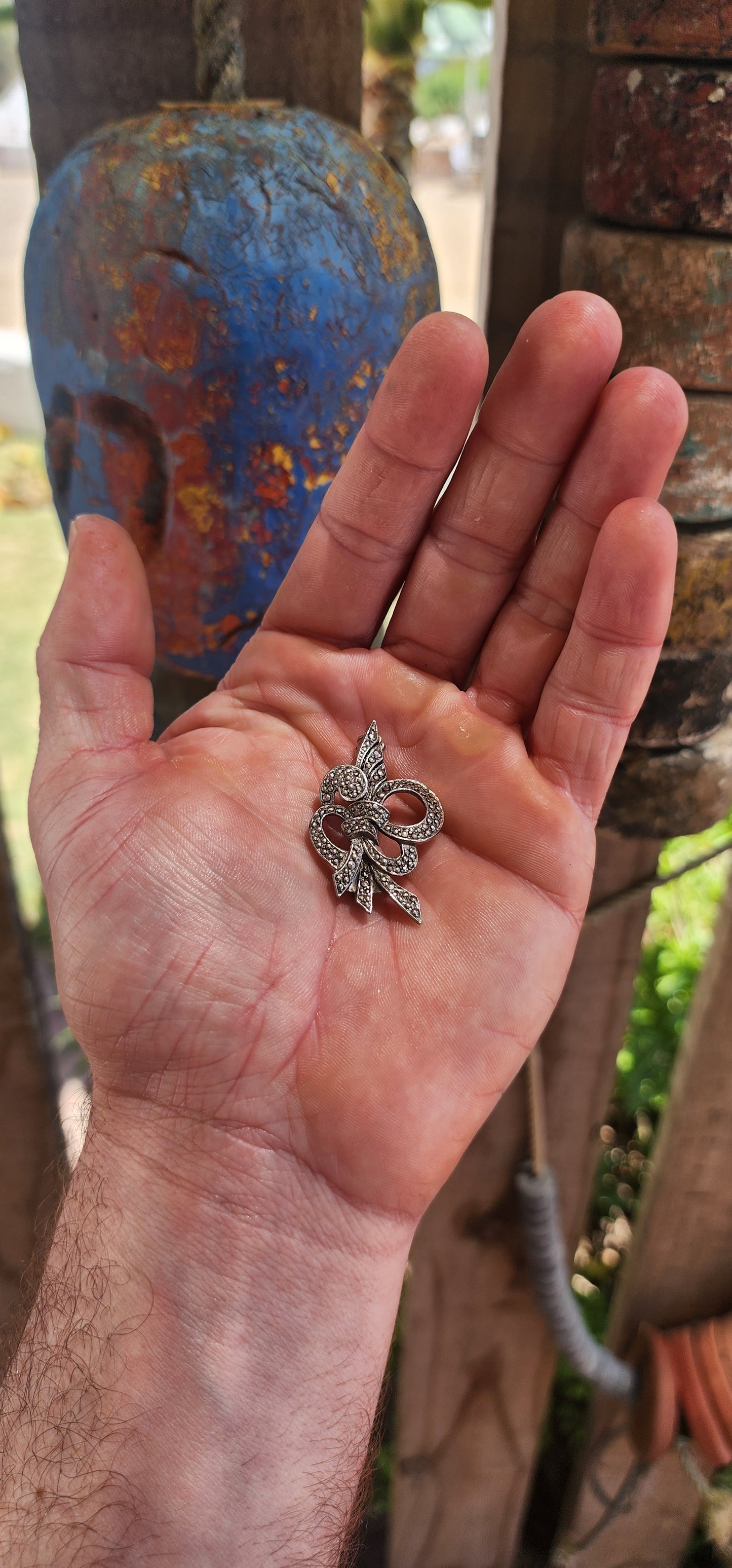 A charming whisper of the Art Deco age, this dainty circa 1930s sterling silver ribbon style brooch captures the era’s love of glamour and sculptural elegance in a beautifully petite format.