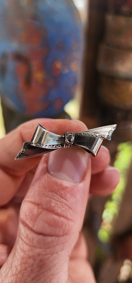 Vintage Sterling Silver Bow Brooch with Rose-Cut Diamond – A Symbol of Eternal Devotion.