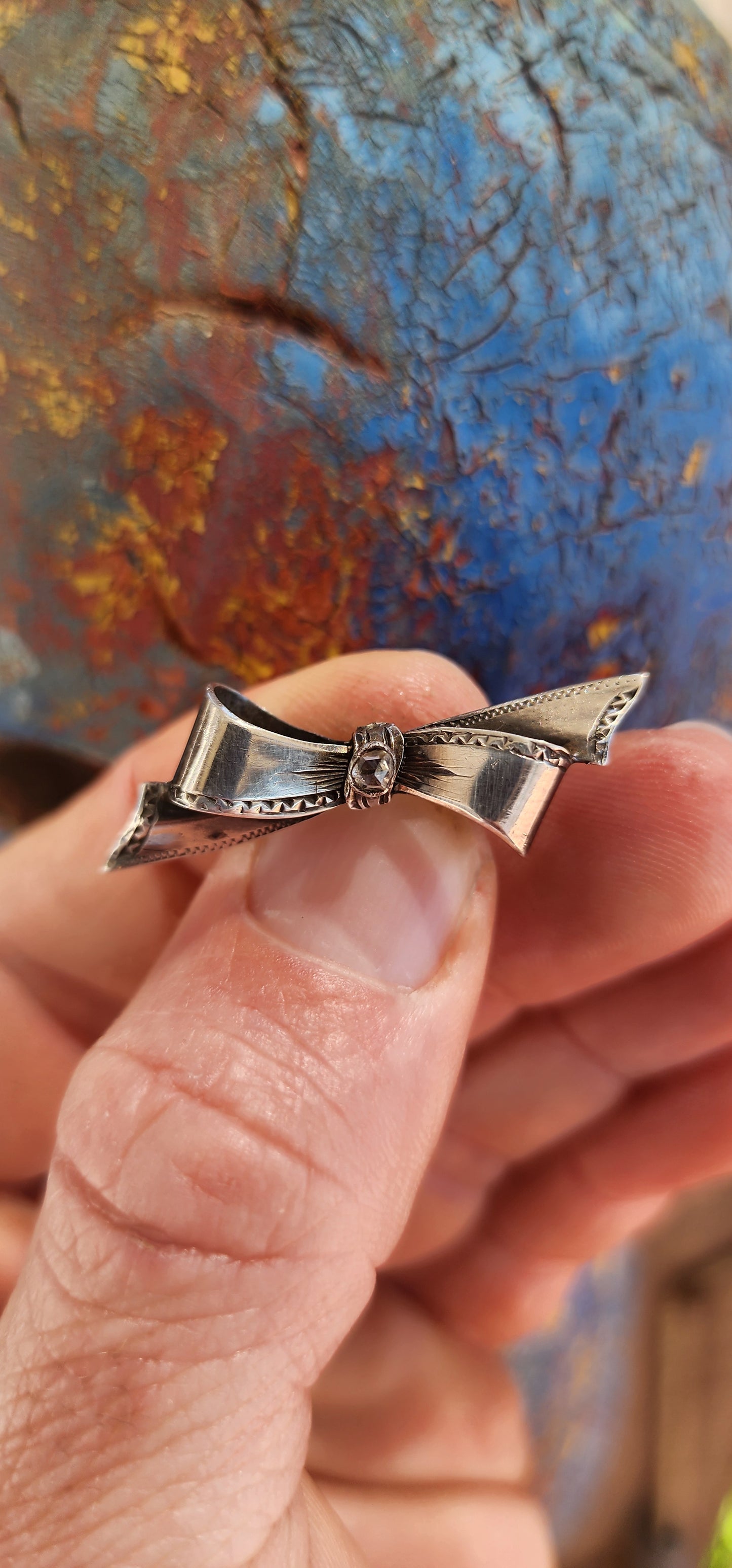 Vintage Sterling Silver Bow Brooch with Rose-Cut Diamond – A Symbol of Eternal Devotion.