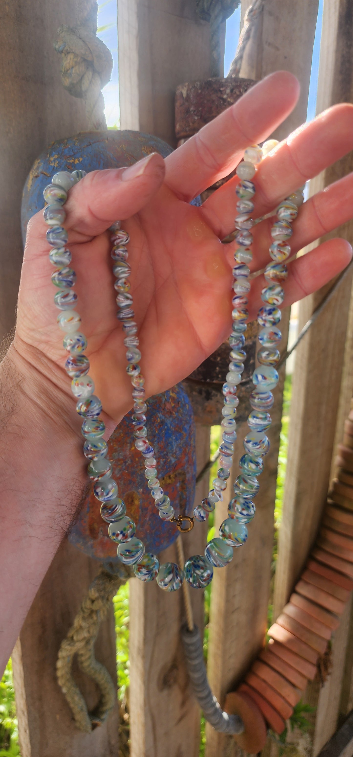 Marvelous and exceptionally rare Art Deco–era Murano Venetian Sommerso art-glass necklace, dating to around the 1930s.