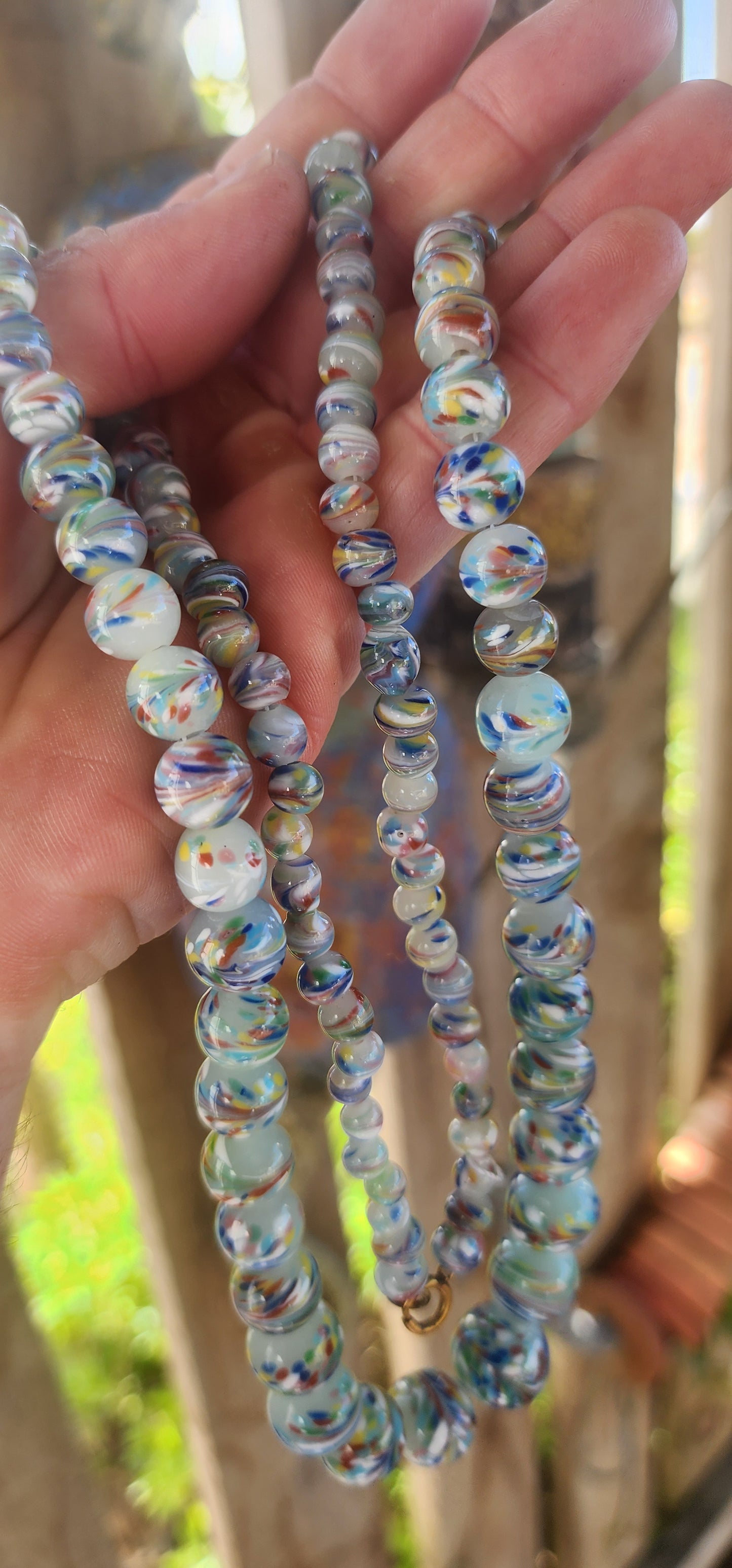 Marvelous and exceptionally rare Art Deco–era Murano Venetian Sommerso art-glass necklace, dating to around the 1930s.