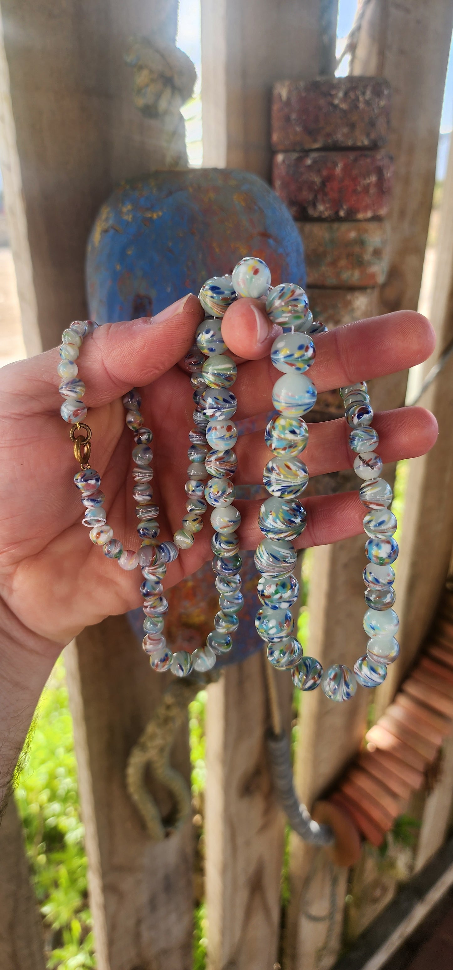 Marvelous and exceptionally rare Art Deco–era Murano Venetian Sommerso art-glass necklace, dating to around the 1930s.