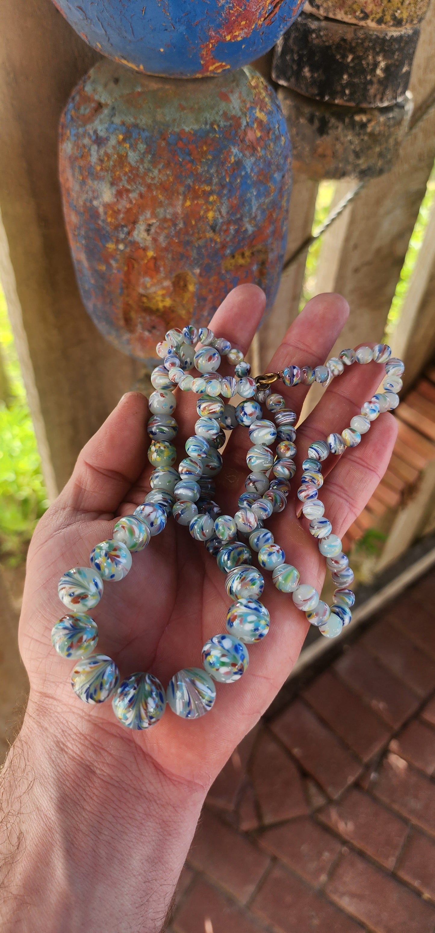 Marvelous and exceptionally rare Art Deco–era Murano Venetian Sommerso art-glass necklace, dating to around the 1930s.