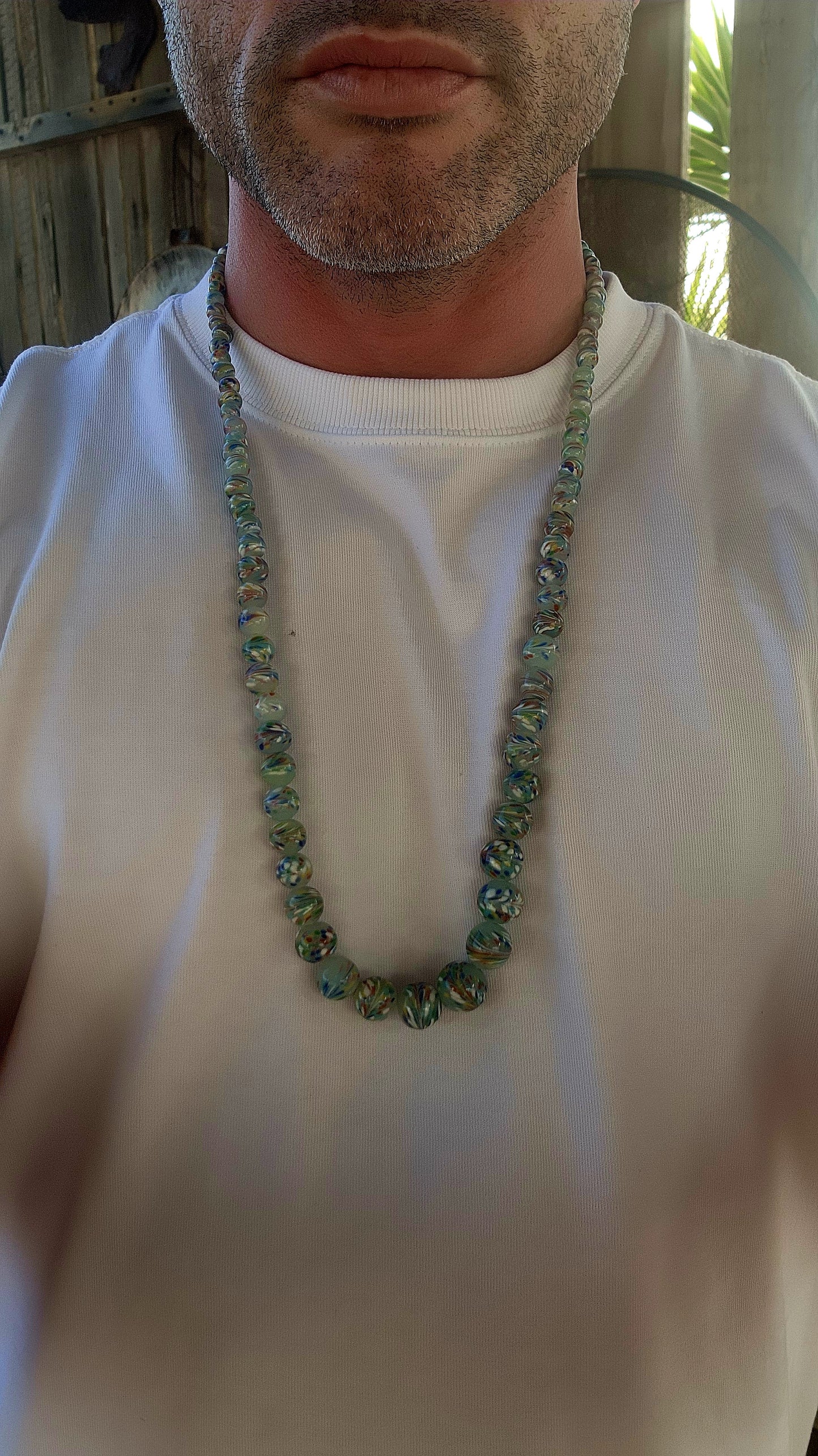 Marvelous and exceptionally rare Art Deco–era Murano Venetian Sommerso art-glass necklace, dating to around the 1930s.
