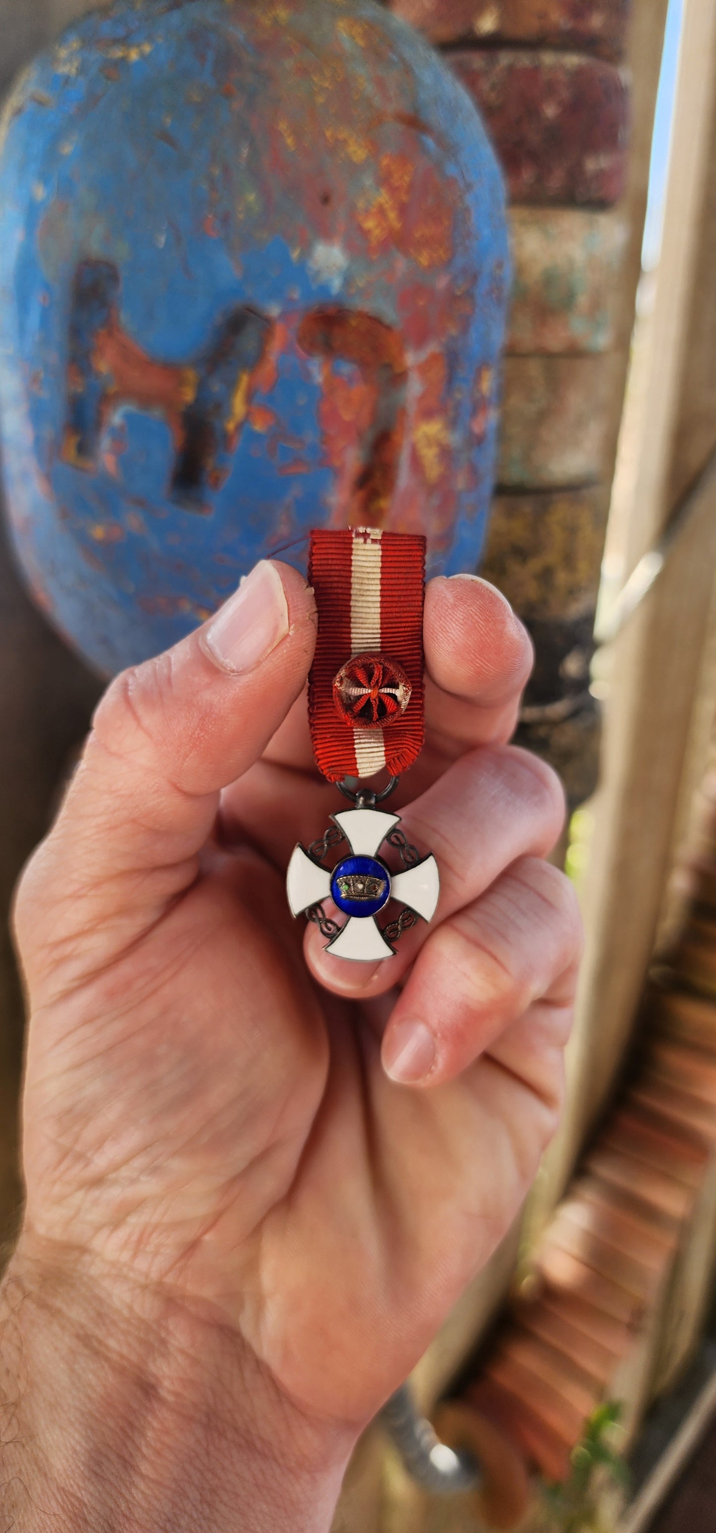 A superb and highly collectible miniature Officer’s Cross of the Order of the Crown of Italy, dating to the First World War, during the reign of King Vittorio Emanuele III (1900–1946).