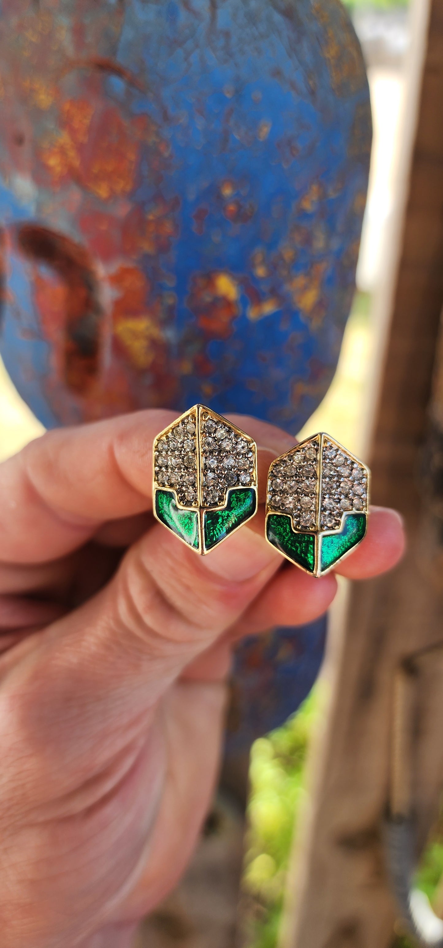 Museum-worthy, chunky, and impossibly beautiful vintage 1980s designer costume jewellery set, consisting of a bold choker necklace and matching clip-on earrings.